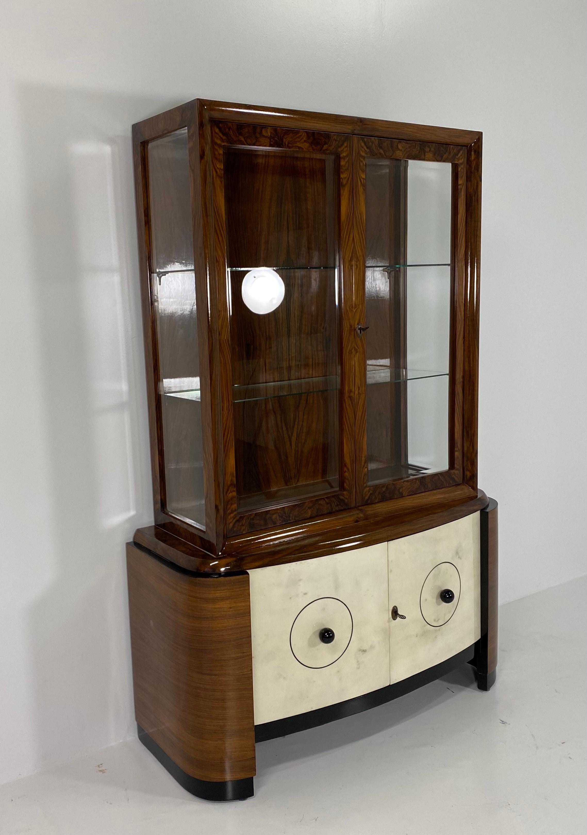Italian Art Deco Parchment and Walnut Vitrine Bar or Display Cabinet, 1940s In Good Condition In Meda, MB