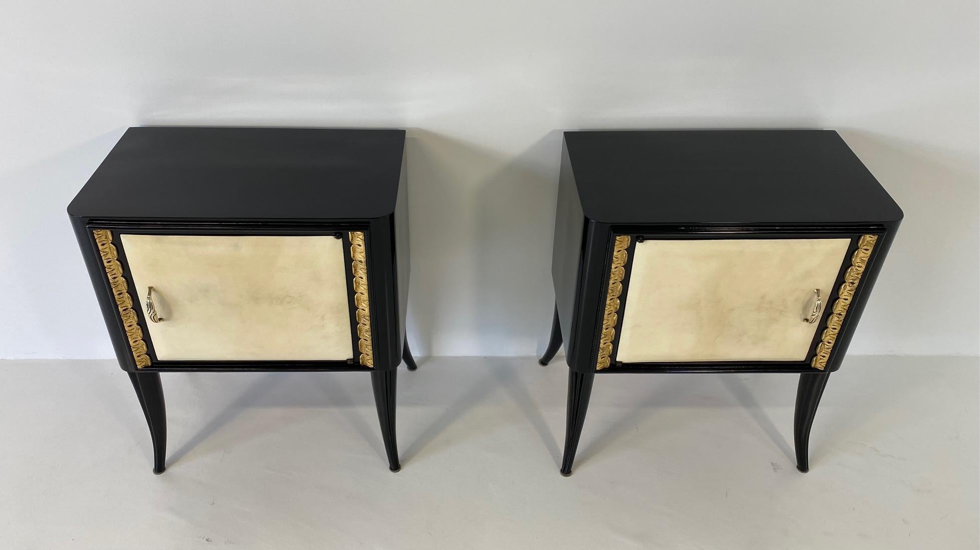 Italian Art Deco Parchment, Black Lacquer and Gold Leaf Nightstands, 1940s In Good Condition In Meda, MB