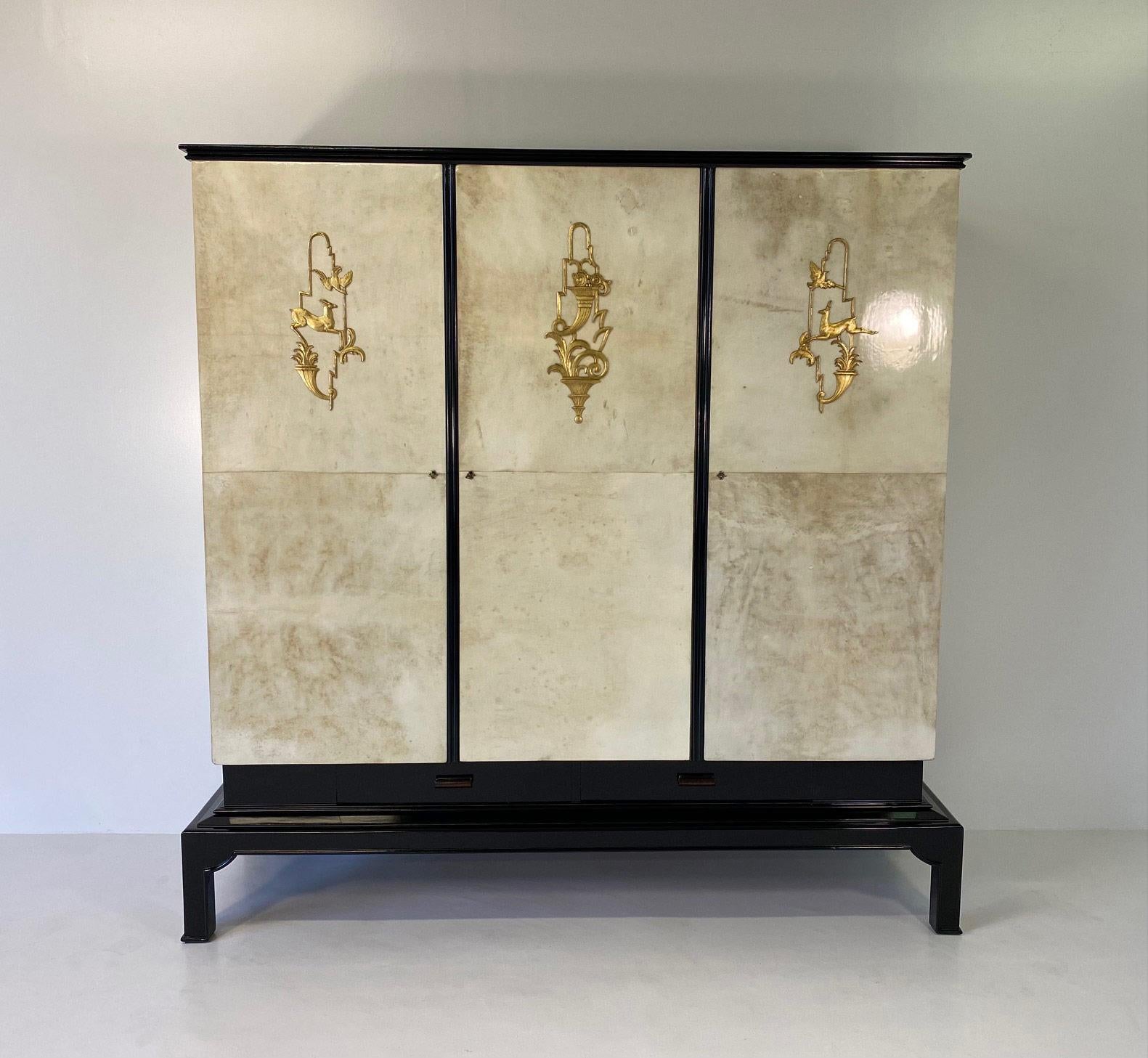 Italian Art Deco Parchment, Black Lacquer and Golf Leaf Wardrobe, 1930s In Good Condition In Meda, MB