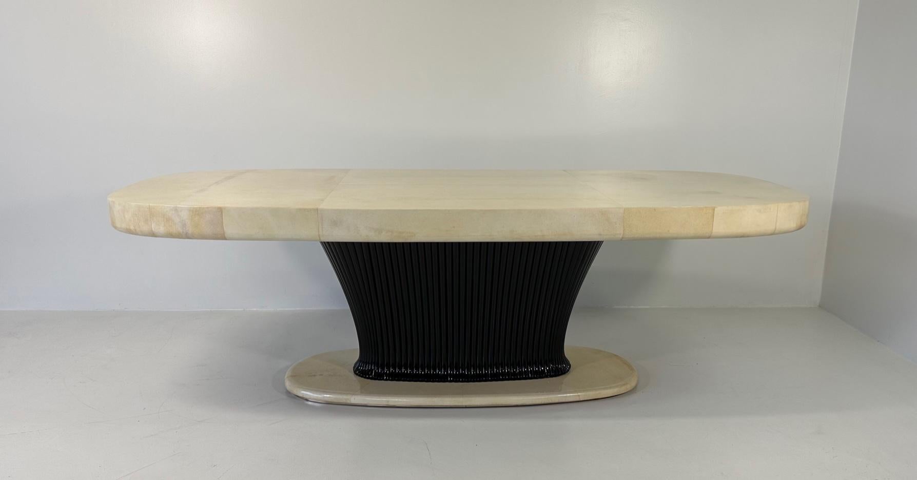 Italian Art Deco Parchment, Brass and Black Lacquer Table, V. Dassi, 1940s In Good Condition In Meda, MB