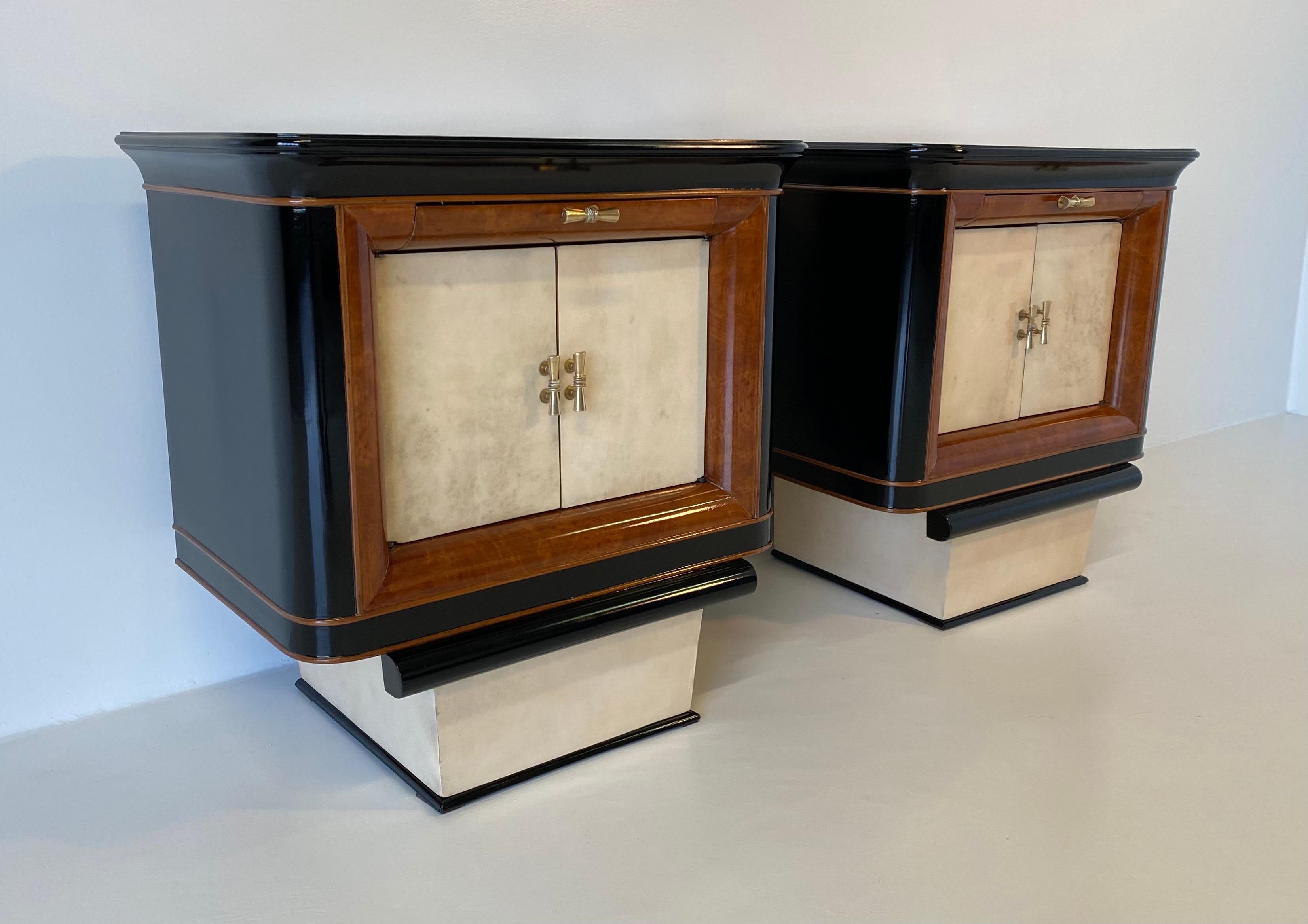 Italian Art Deco Parchment, Briar of Myrtle and Black Nightstands, 1930s In Good Condition In Meda, MB