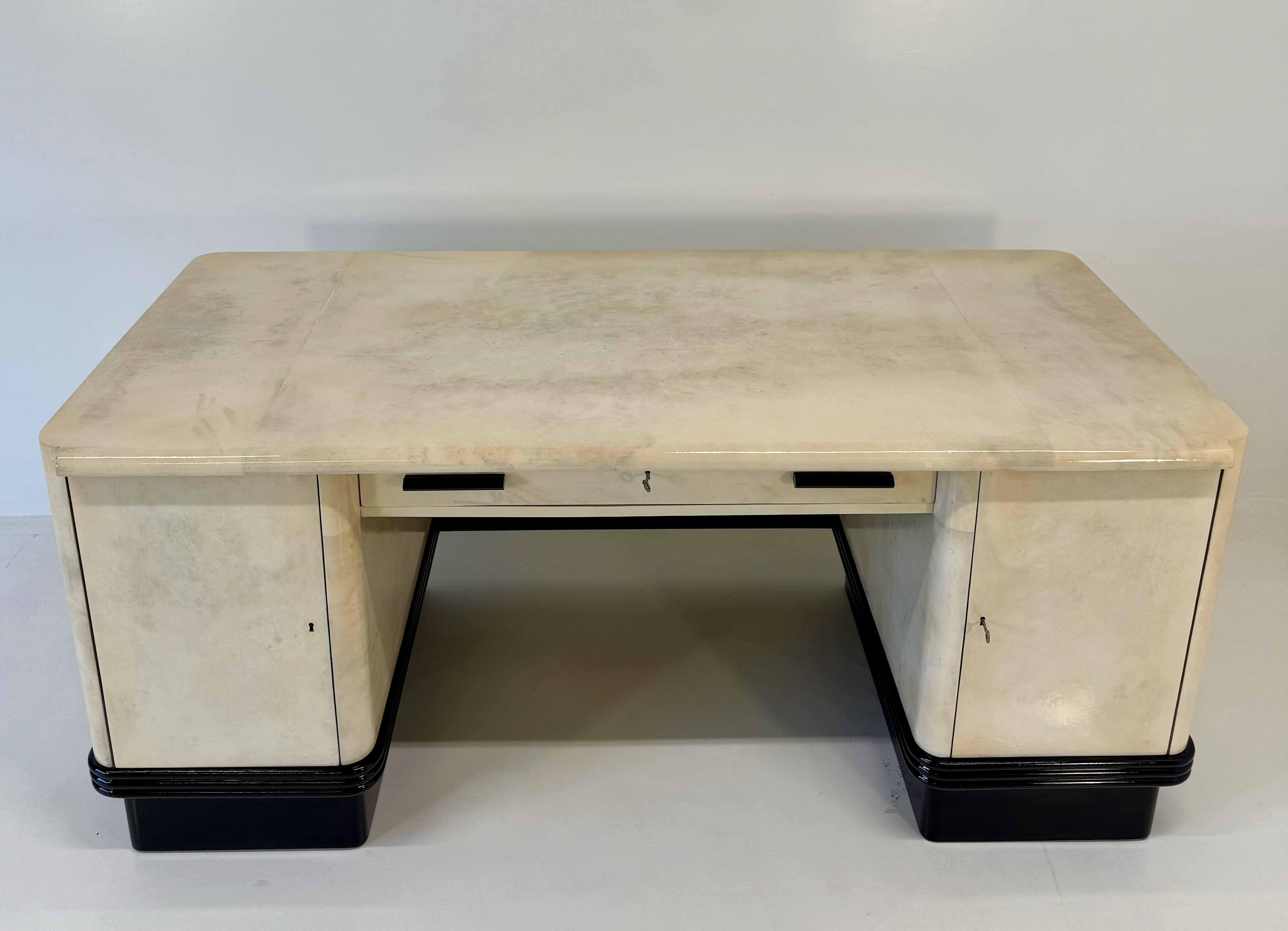 Bureau à parchemin Art déco italien attribué à Osvaldo Borsani, années 1940 Bon état - En vente à Meda, MB