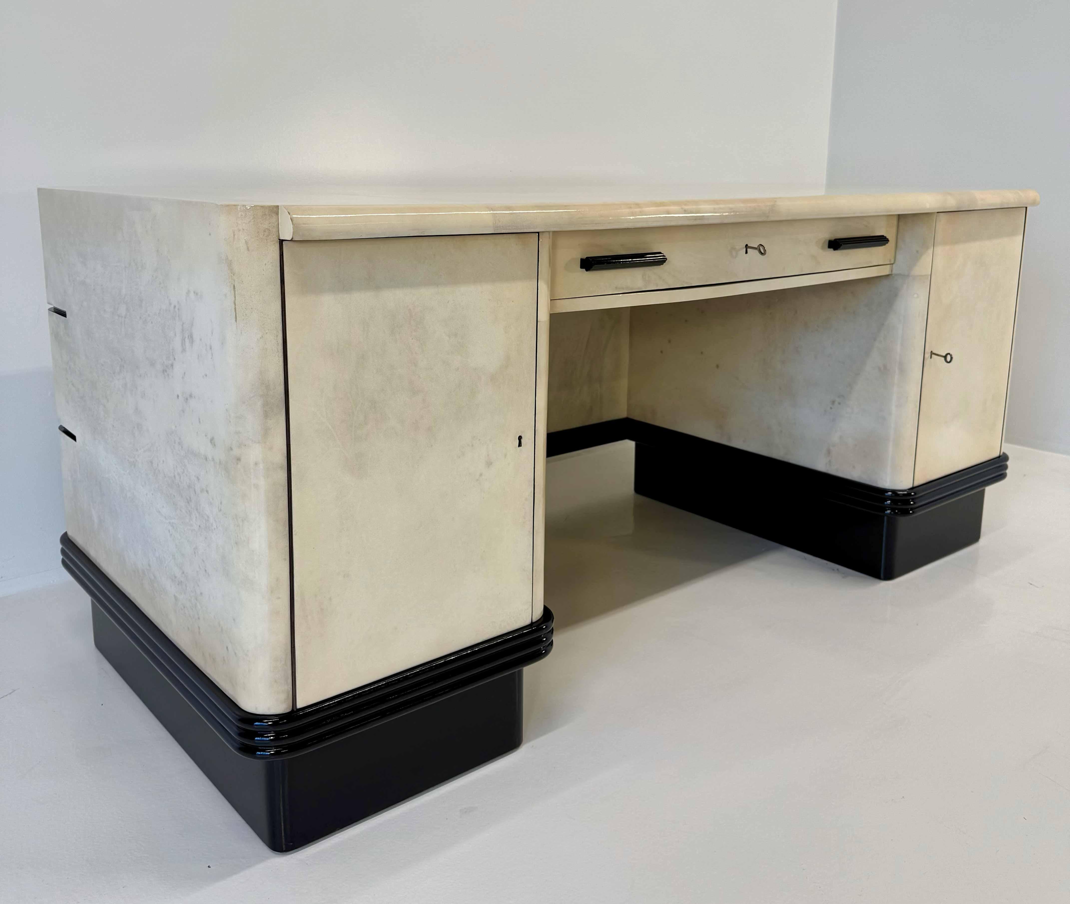 Milieu du XXe siècle Bureau à parchemin Art déco italien attribué à Osvaldo Borsani, années 1940 en vente