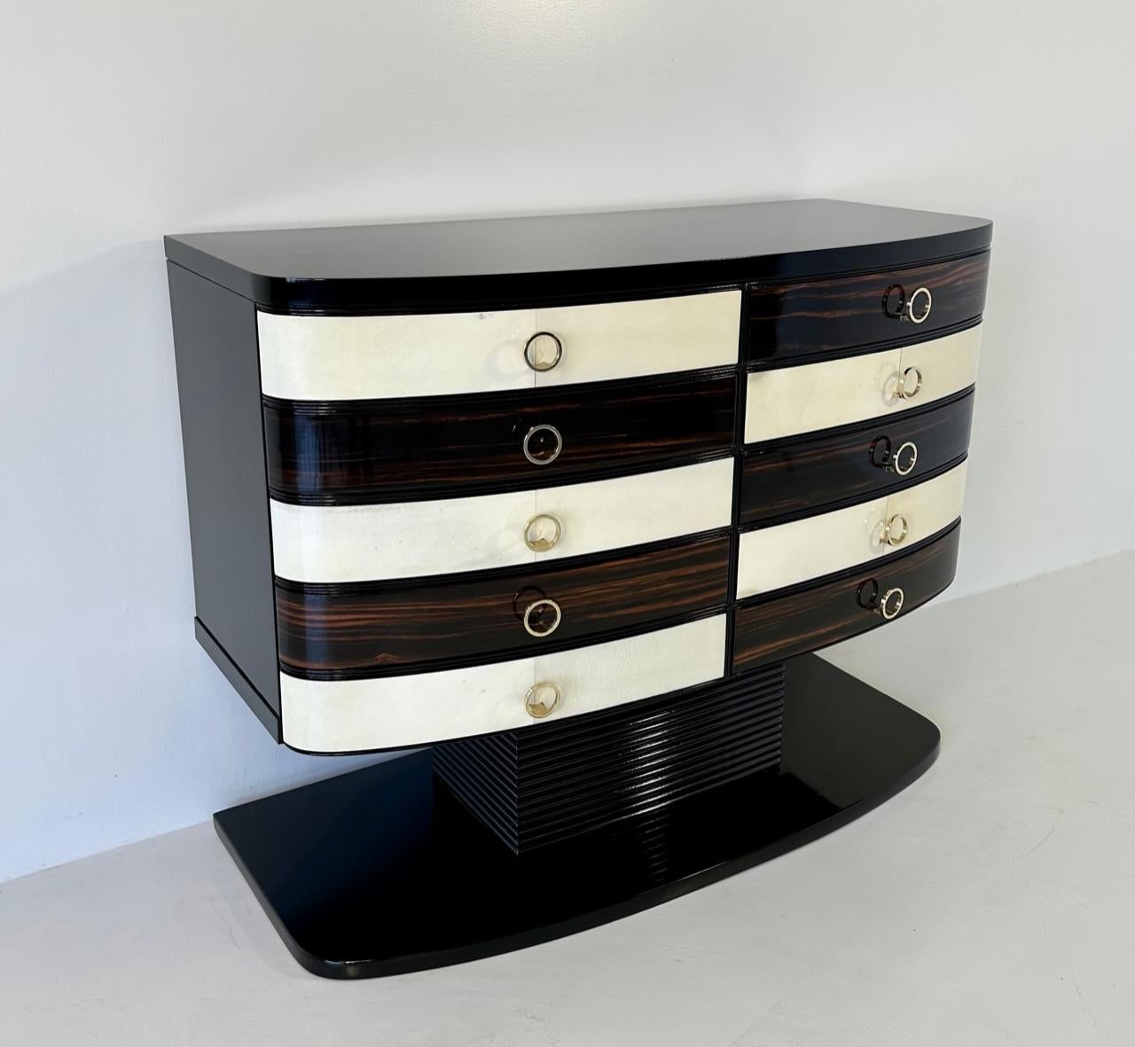 Italian Art Deco Parchment, Macassar and Black Lacquer Chest of Drawers, 1950s In Good Condition In Meda, MB