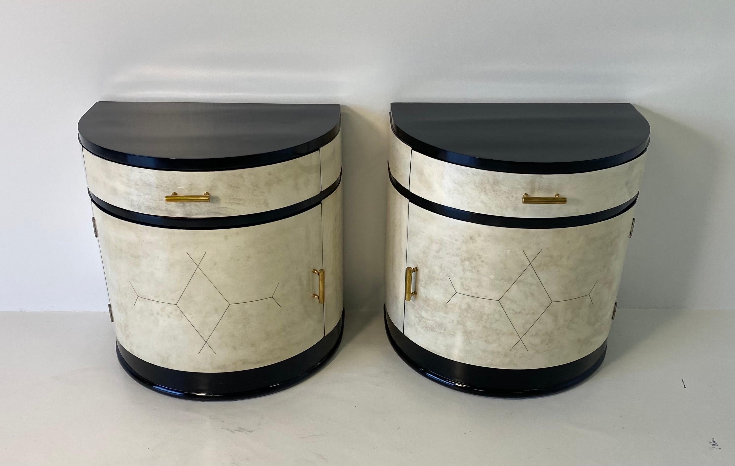 Rare Art Deco bedside tables from the 1930s made in Italy completely covered in parchment.
Profiles, base and top are black lacquered while the handles are in brass.
Fully restored.