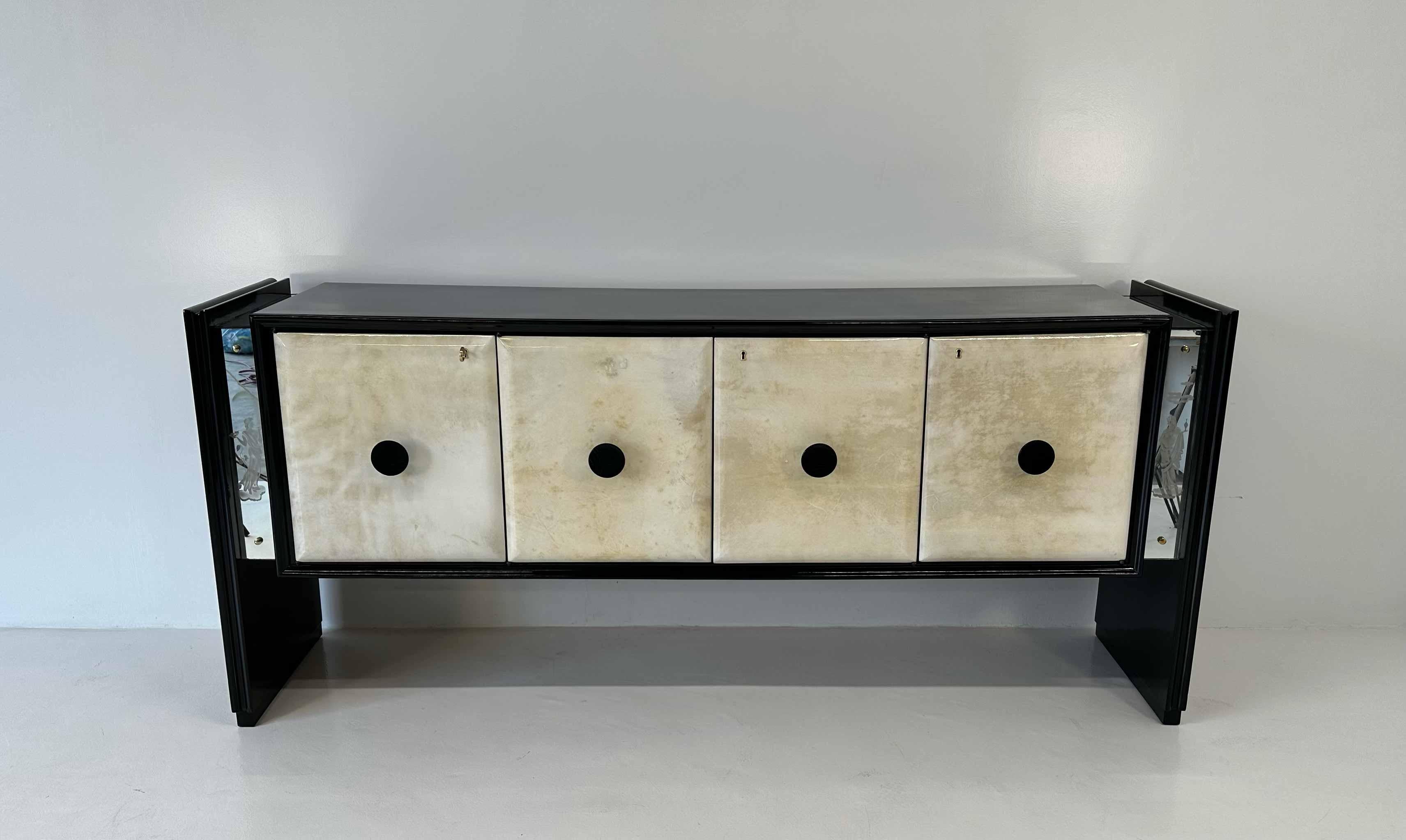 Dieses Art-Déco-Sideboard wurde in den 1940er Jahren in Italien hergestellt. Die Beine, die Platte und die Profile sind schwarz lackiert, während die Türen aus Pergament sind. 
Die Dekoration besteht aus sandgestrahlten Spiegeln, die typische