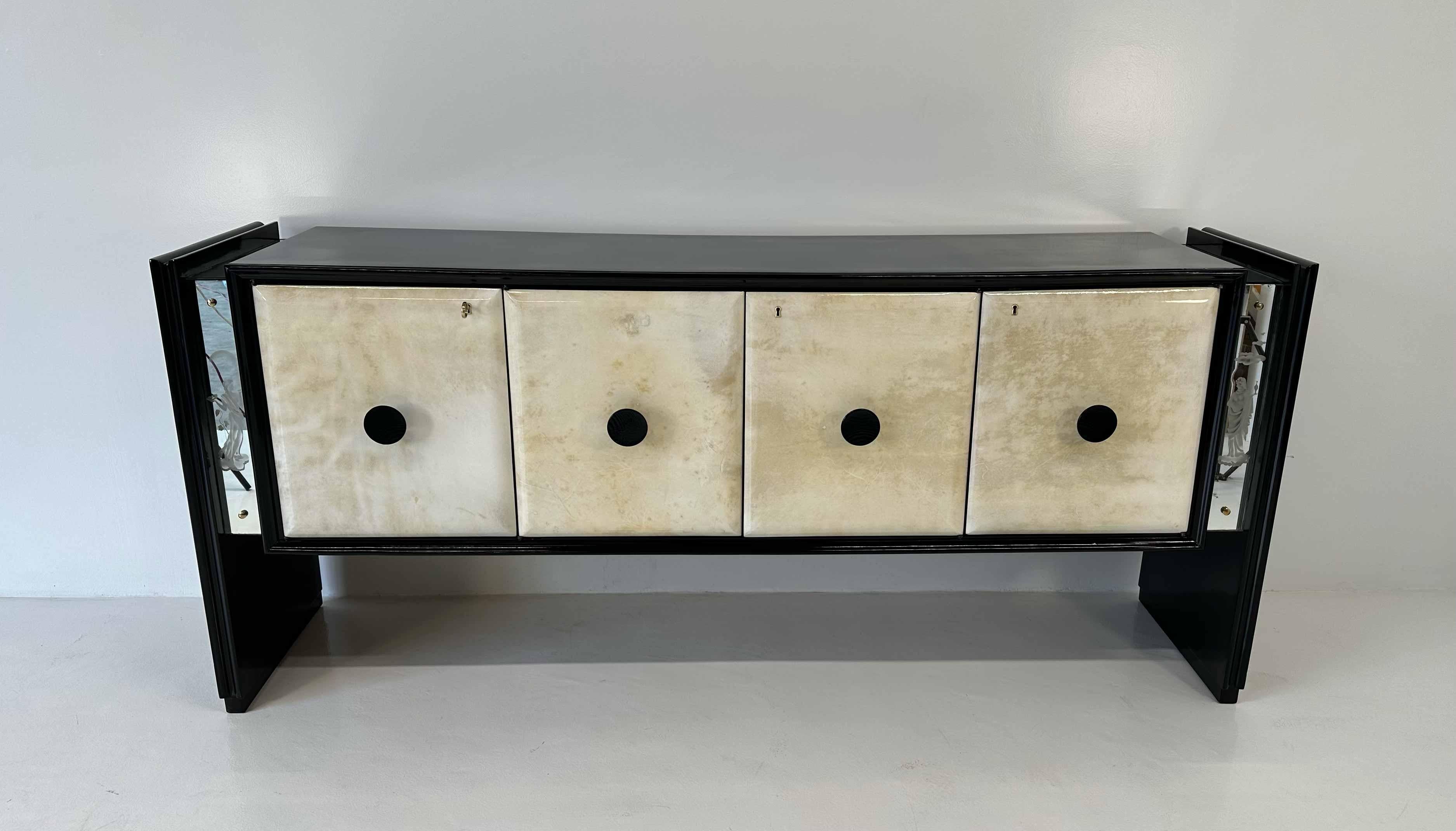 Italienisches Art déco-Sideboard aus Pergament, sandgestrahlten Spiegeln und schwarzem Sideboard, 1940er Jahre im Zustand „Gut“ im Angebot in Meda, MB