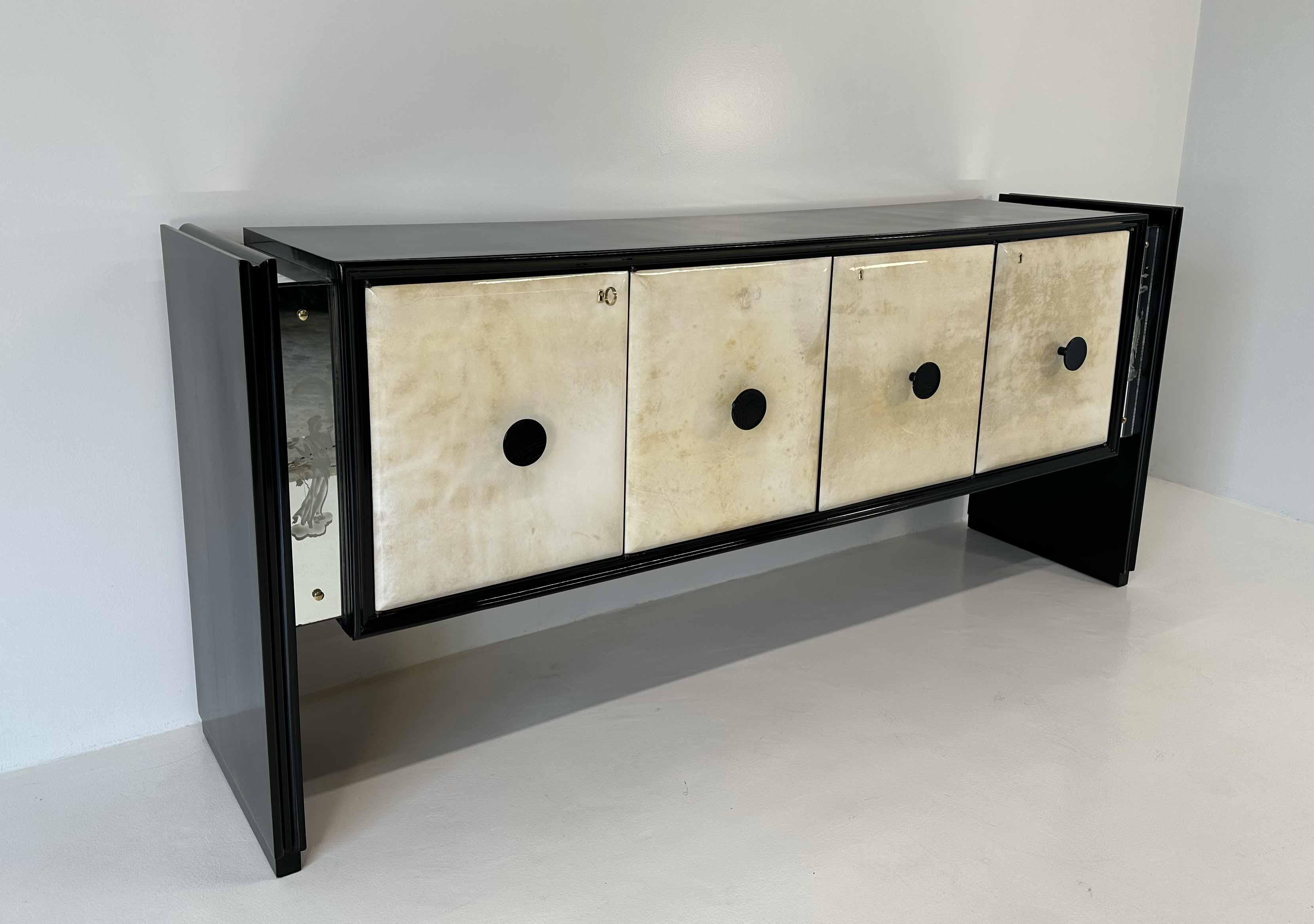 Italienisches Art déco-Sideboard aus Pergament, sandgestrahlten Spiegeln und schwarzem Sideboard, 1940er Jahre im Angebot 1