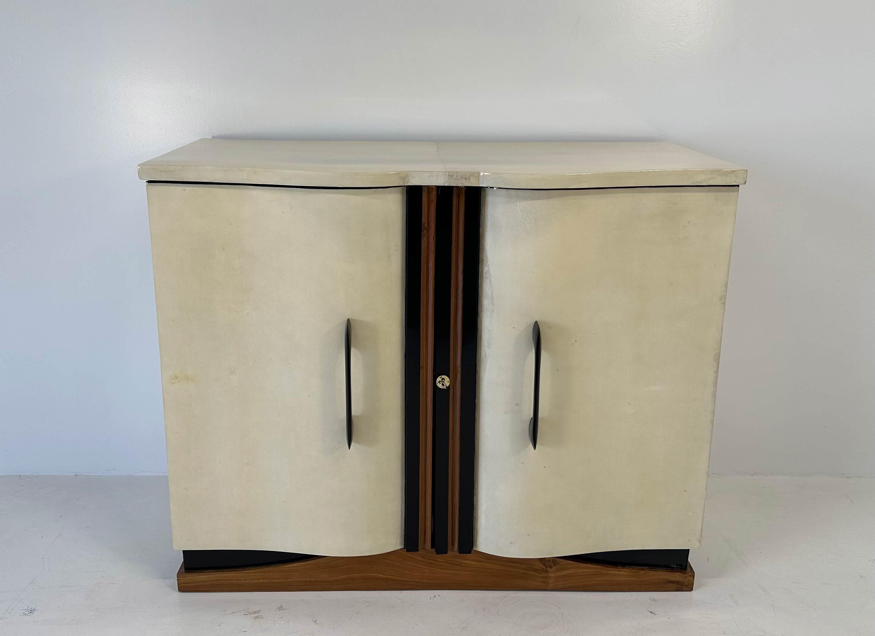 Italian Art Deco Parchment, Walnut and Black Cabinet, Attr. to Ulrich, 1936 In Good Condition For Sale In Meda, MB