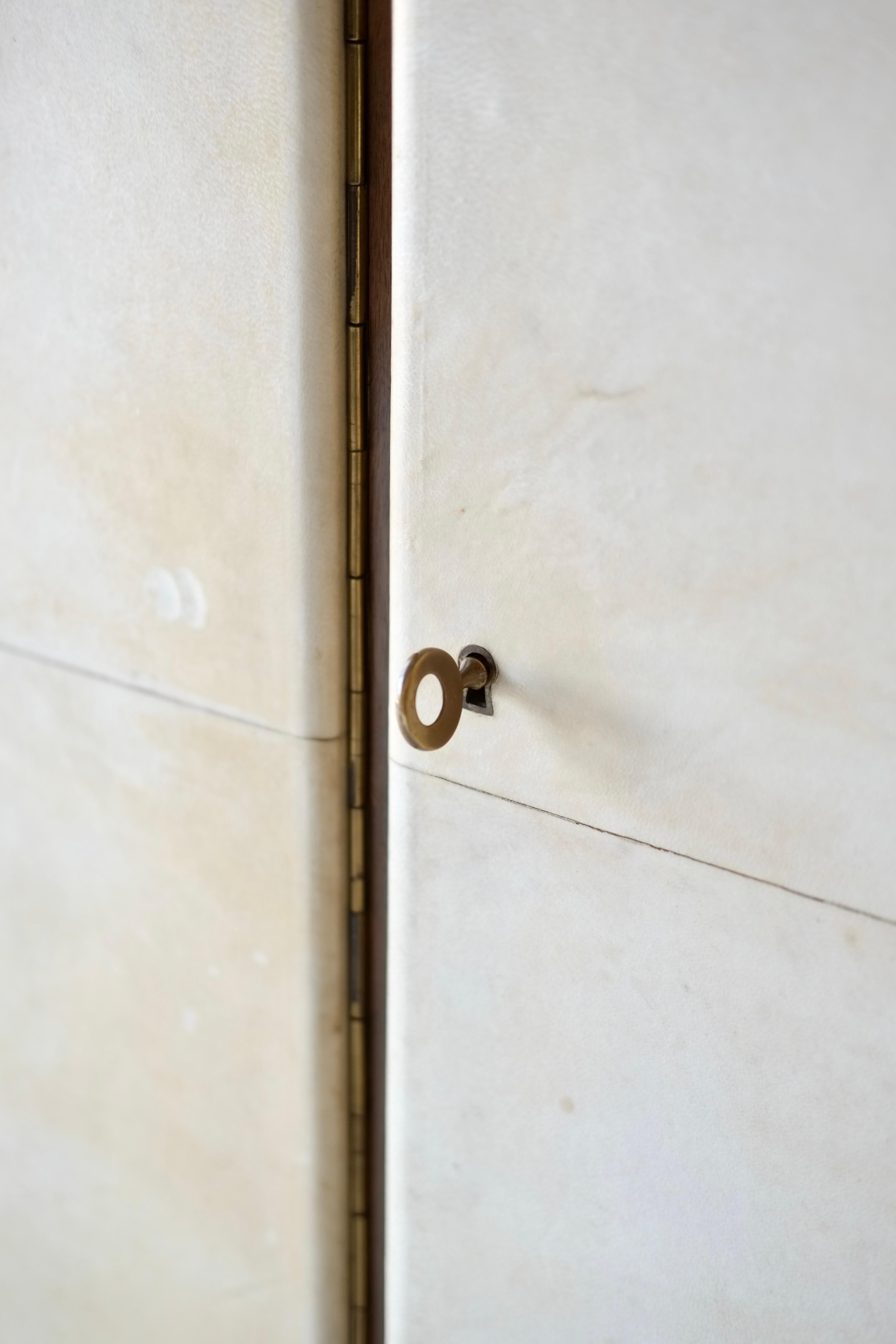 Italienischer Art Deco Pergament Kleiderschrank im Angebot 9
