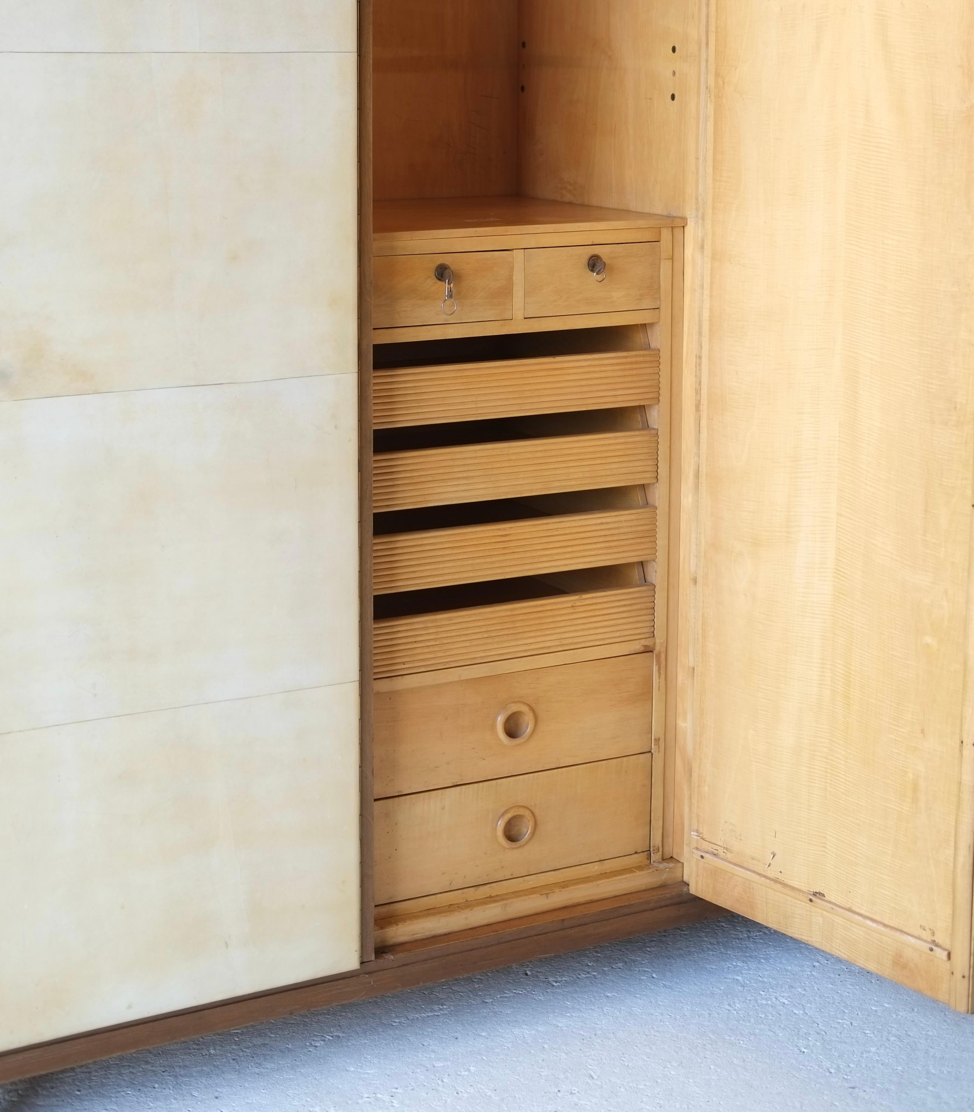 Italienischer Art Deco Pergament Kleiderschrank im Angebot 13