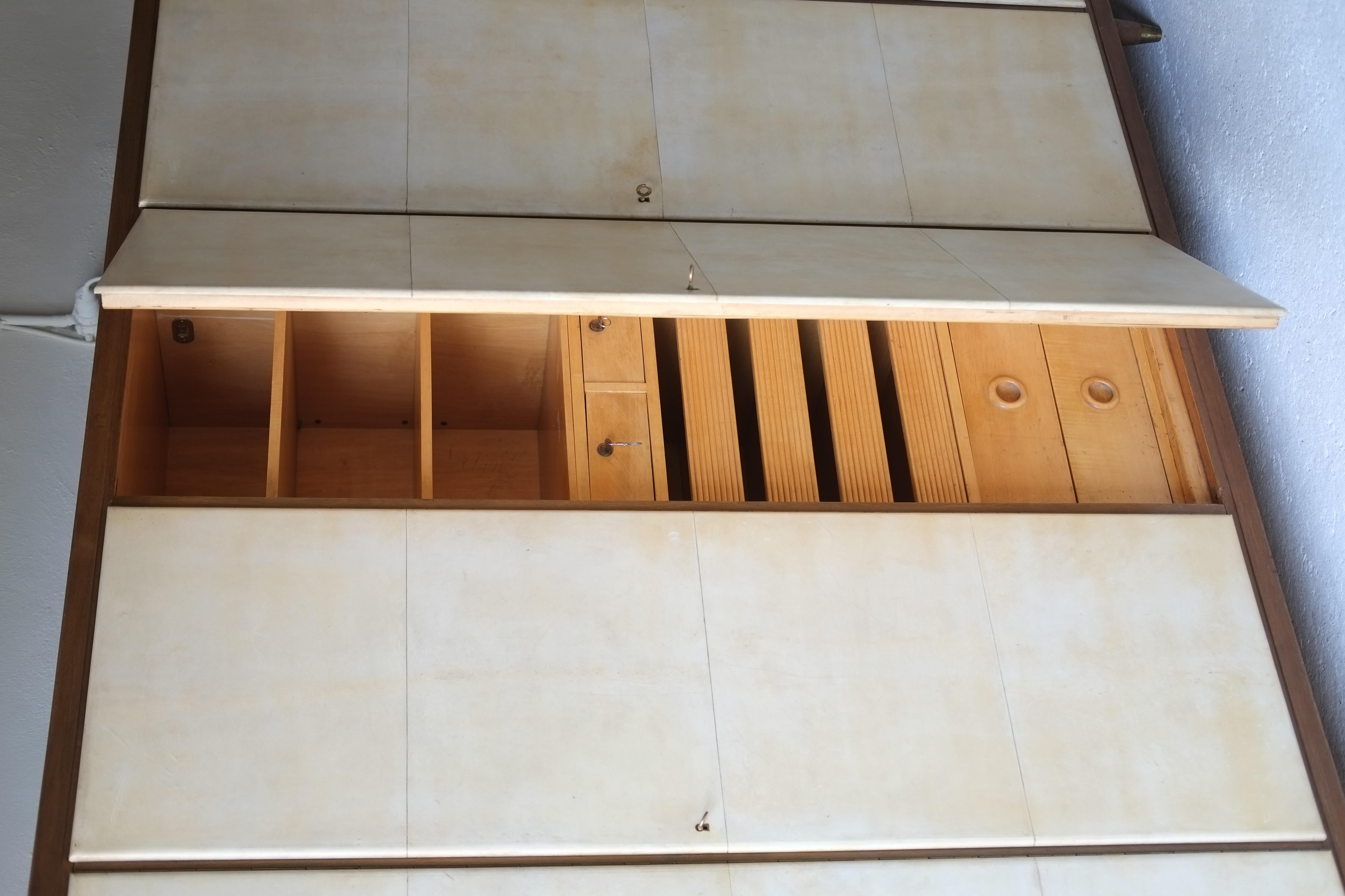 Ein großer fünftüriger Art-Deco-Schrank aus Pergament und Ahornholz. 

CIRCA 1940er Jahre, Italien. 

Der Schrank verfügt über zahlreiche Inneneinrichtungen wie Schubladen, Einlegeböden und Kleiderstangen aus Messing. Alle Türen haben ihre