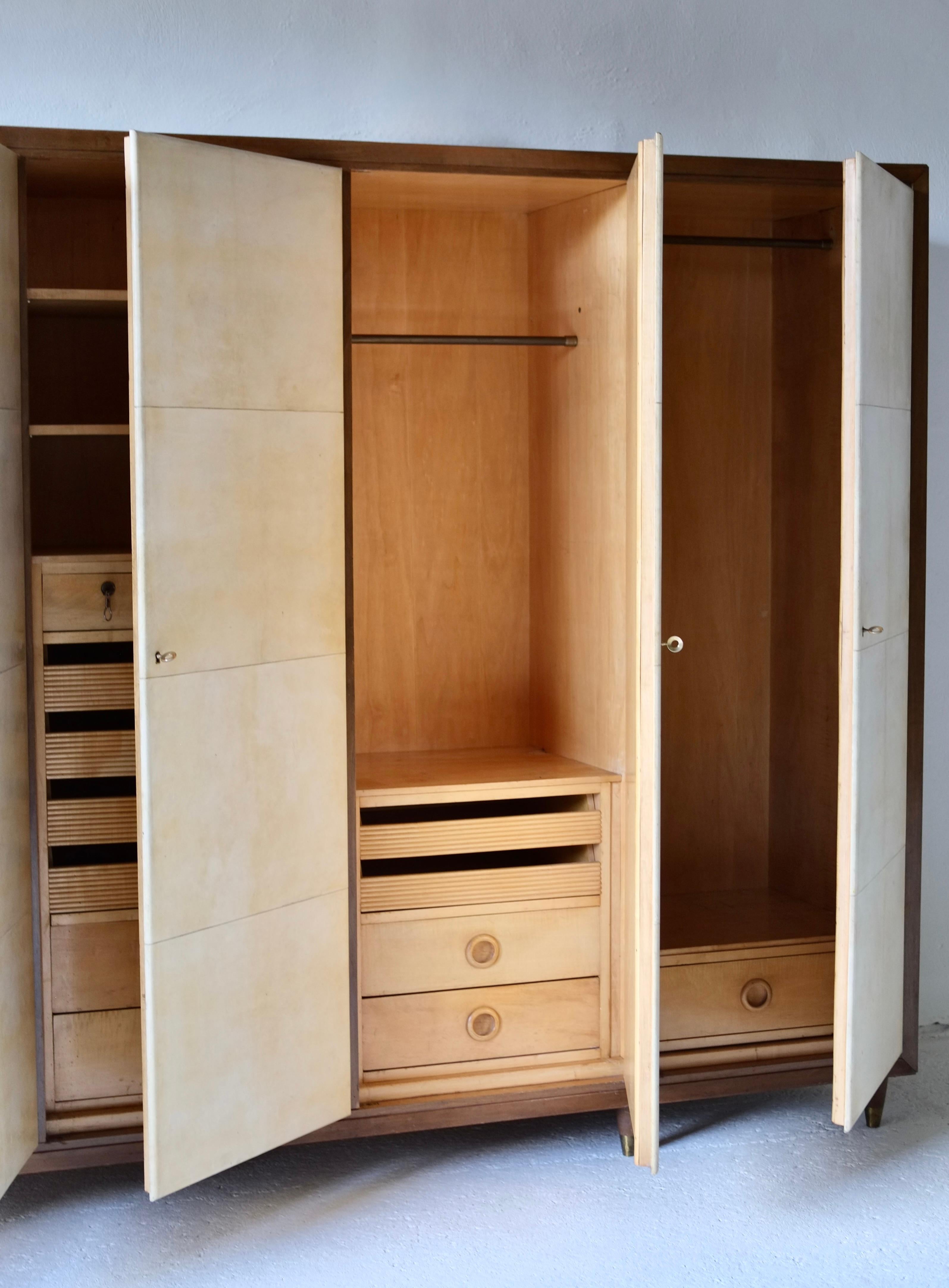 Italienischer Art Deco Pergament Kleiderschrank (Art déco) im Angebot