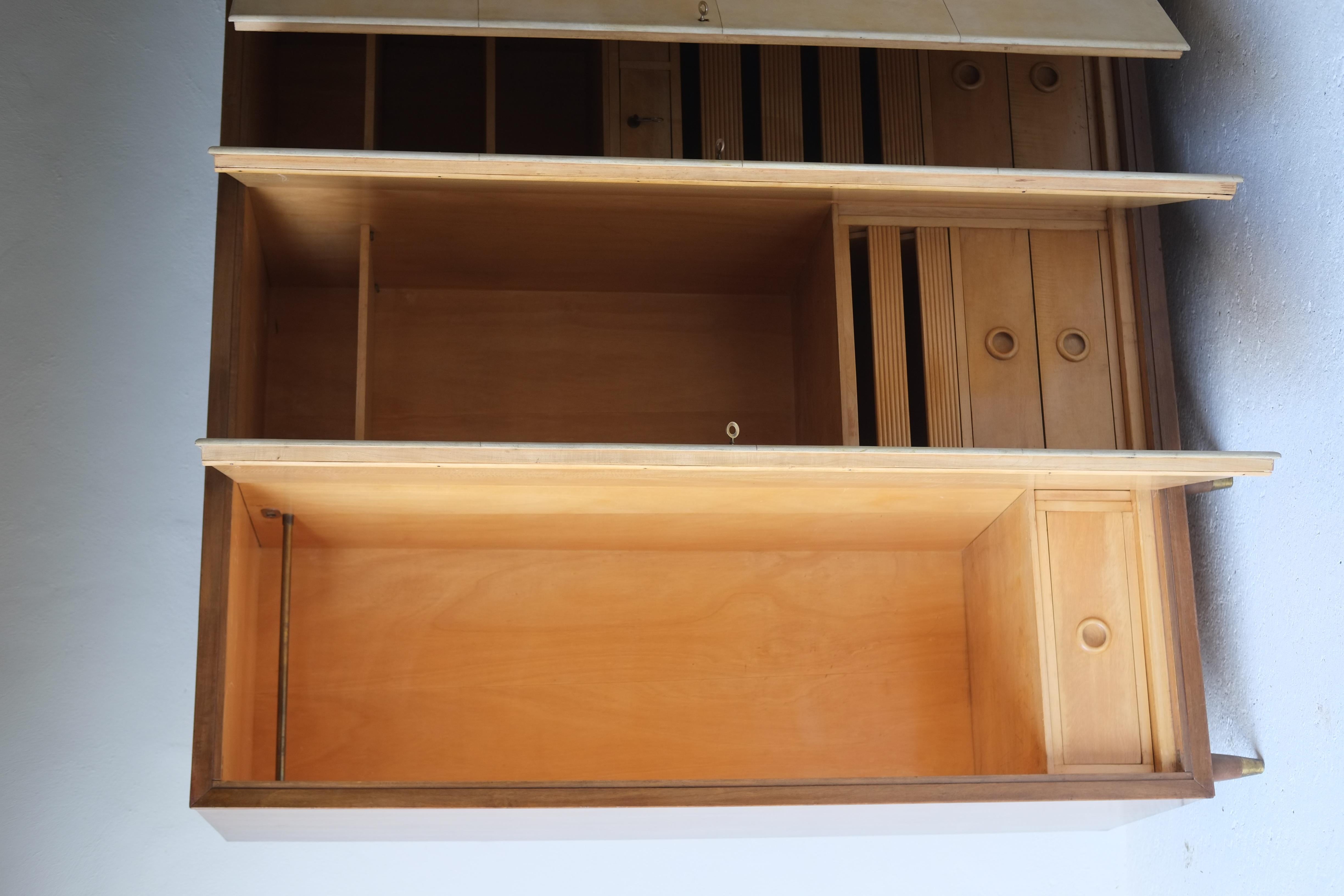 Italienischer Art Deco Pergament Kleiderschrank im Zustand „Gut“ im Angebot in London, GB