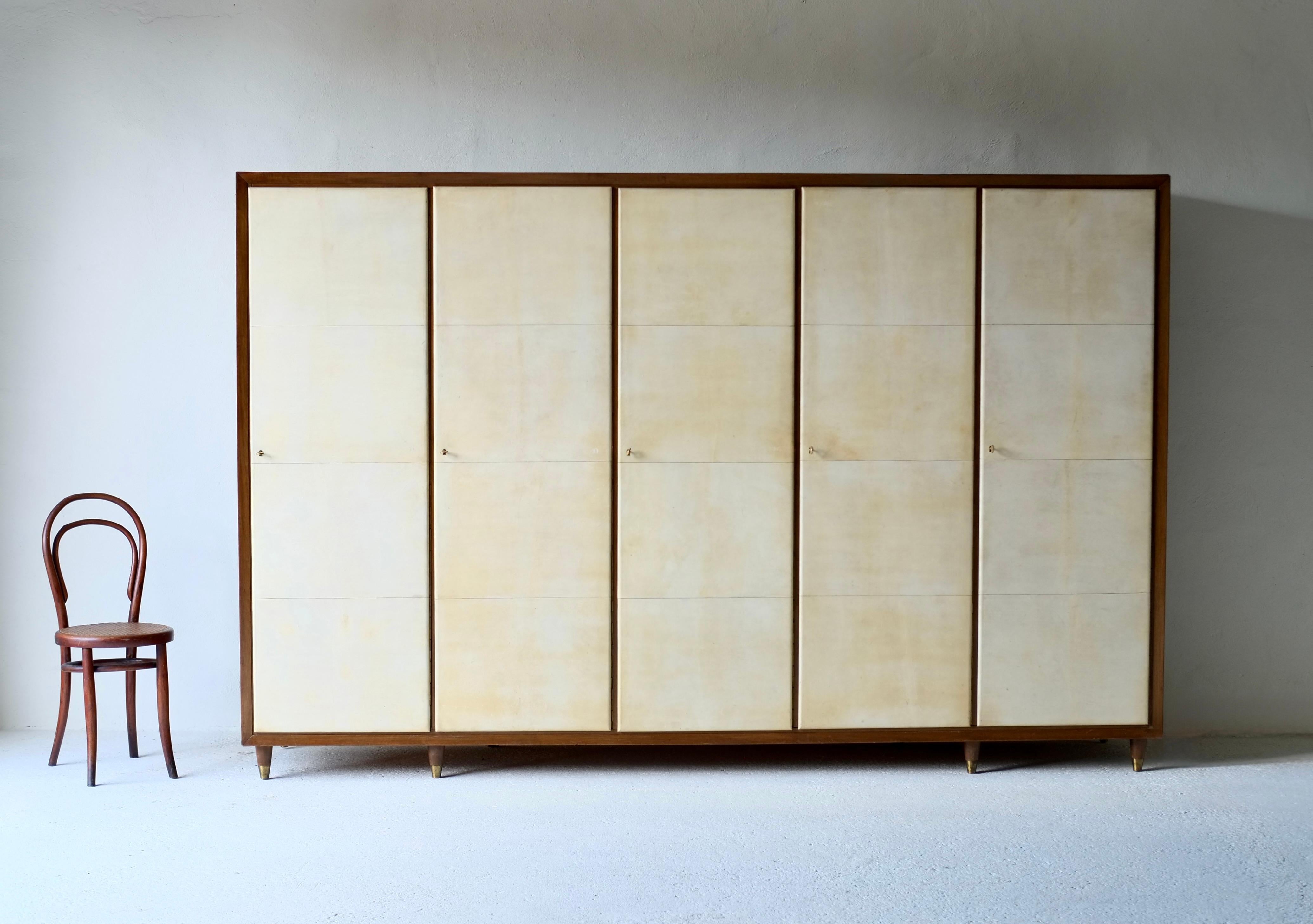 Italienischer Art Deco Pergament Kleiderschrank (Mitte des 20. Jahrhunderts) im Angebot