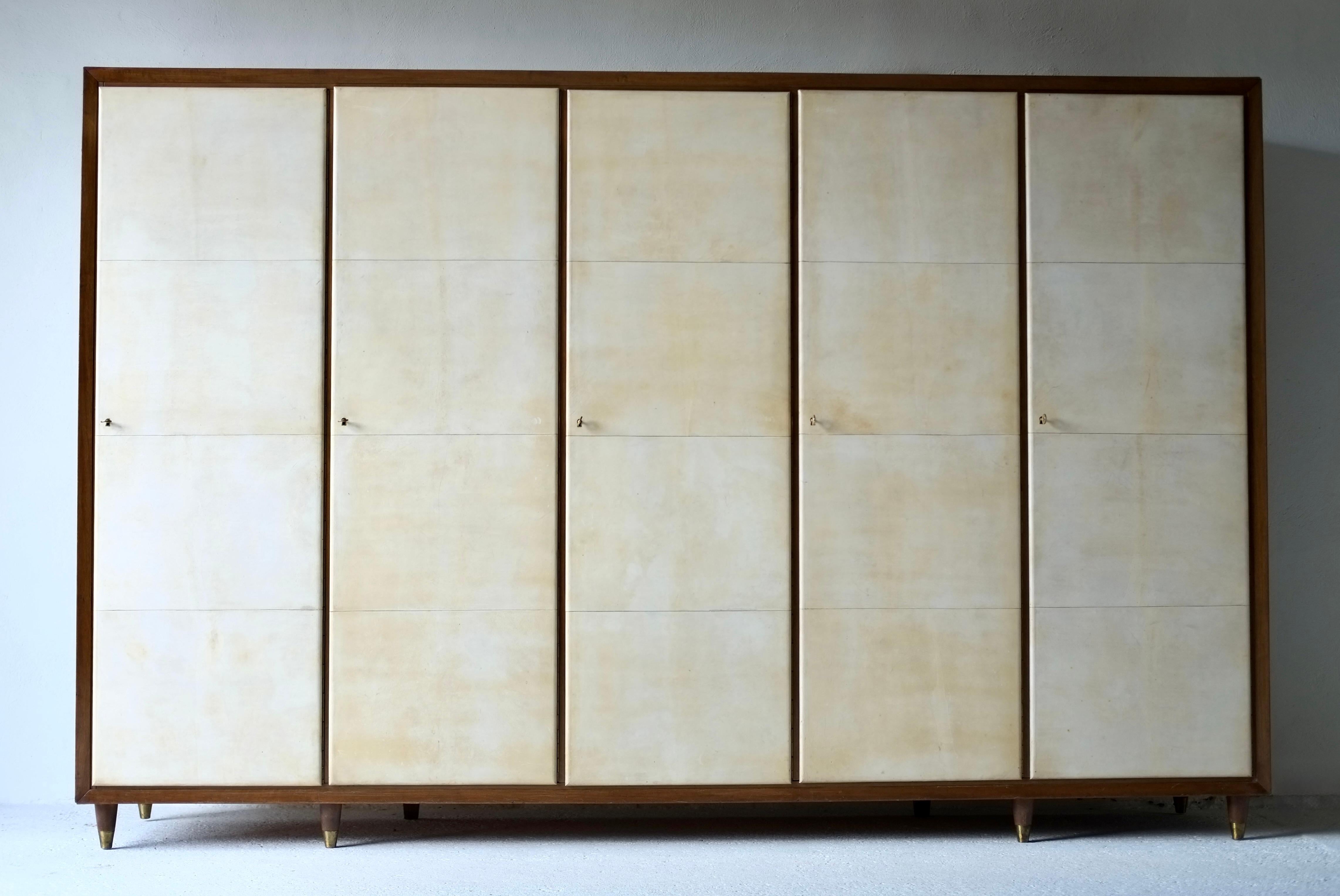 Italienischer Art Deco Pergament Kleiderschrank (Ahornholz) im Angebot