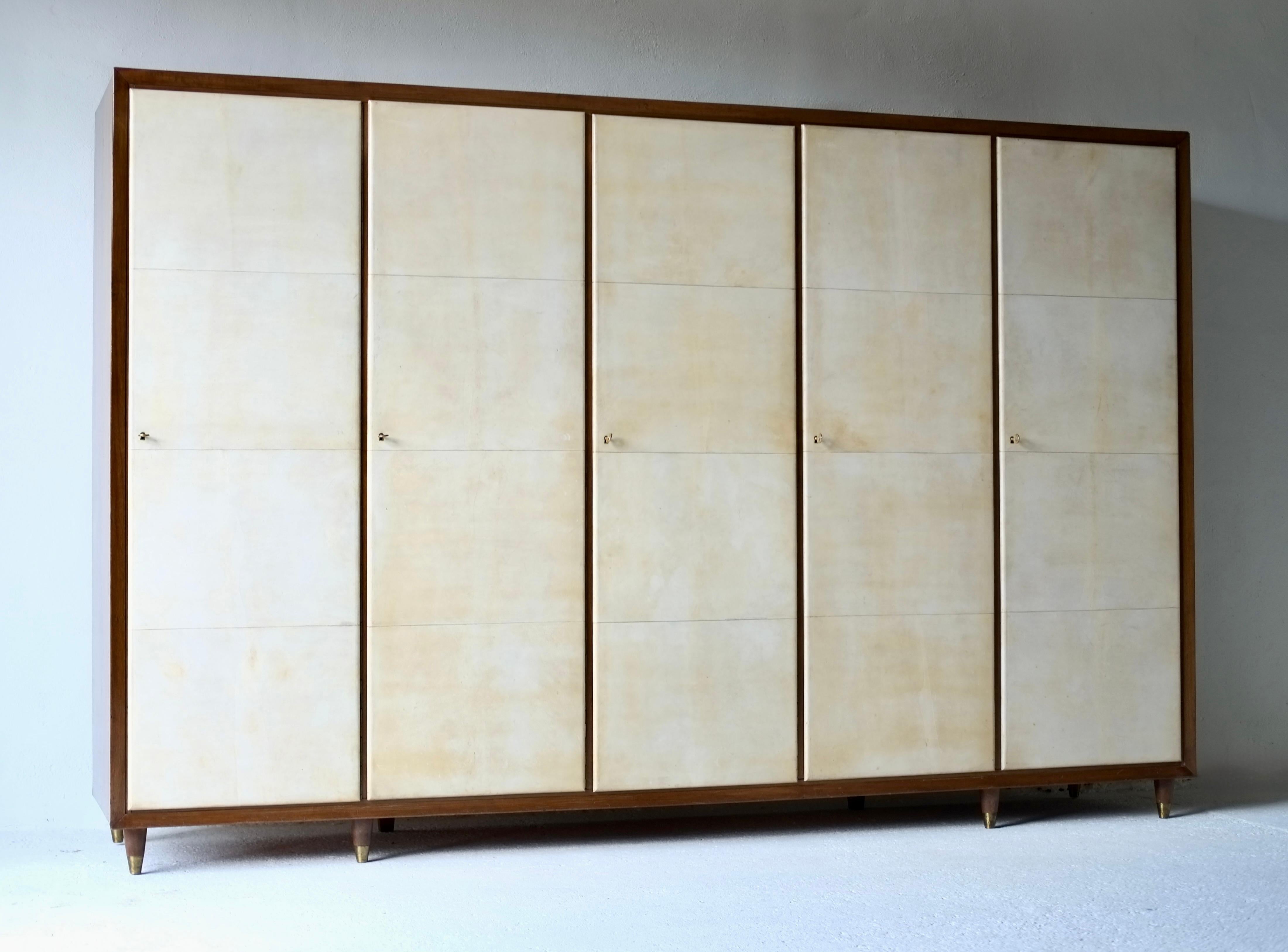 Italienischer Art Deco Pergament Kleiderschrank im Angebot 1
