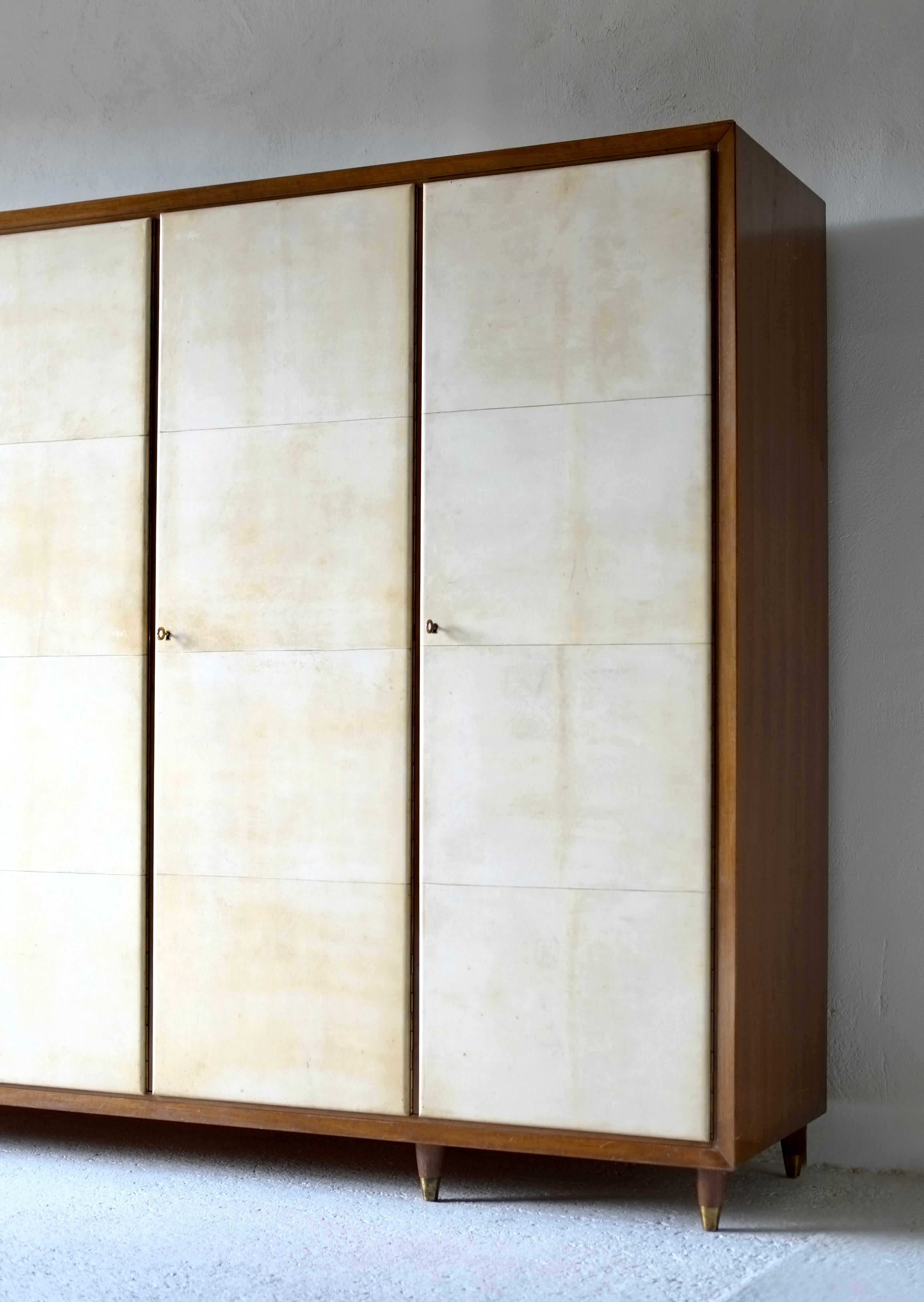Italienischer Art Deco Pergament Kleiderschrank im Angebot 2