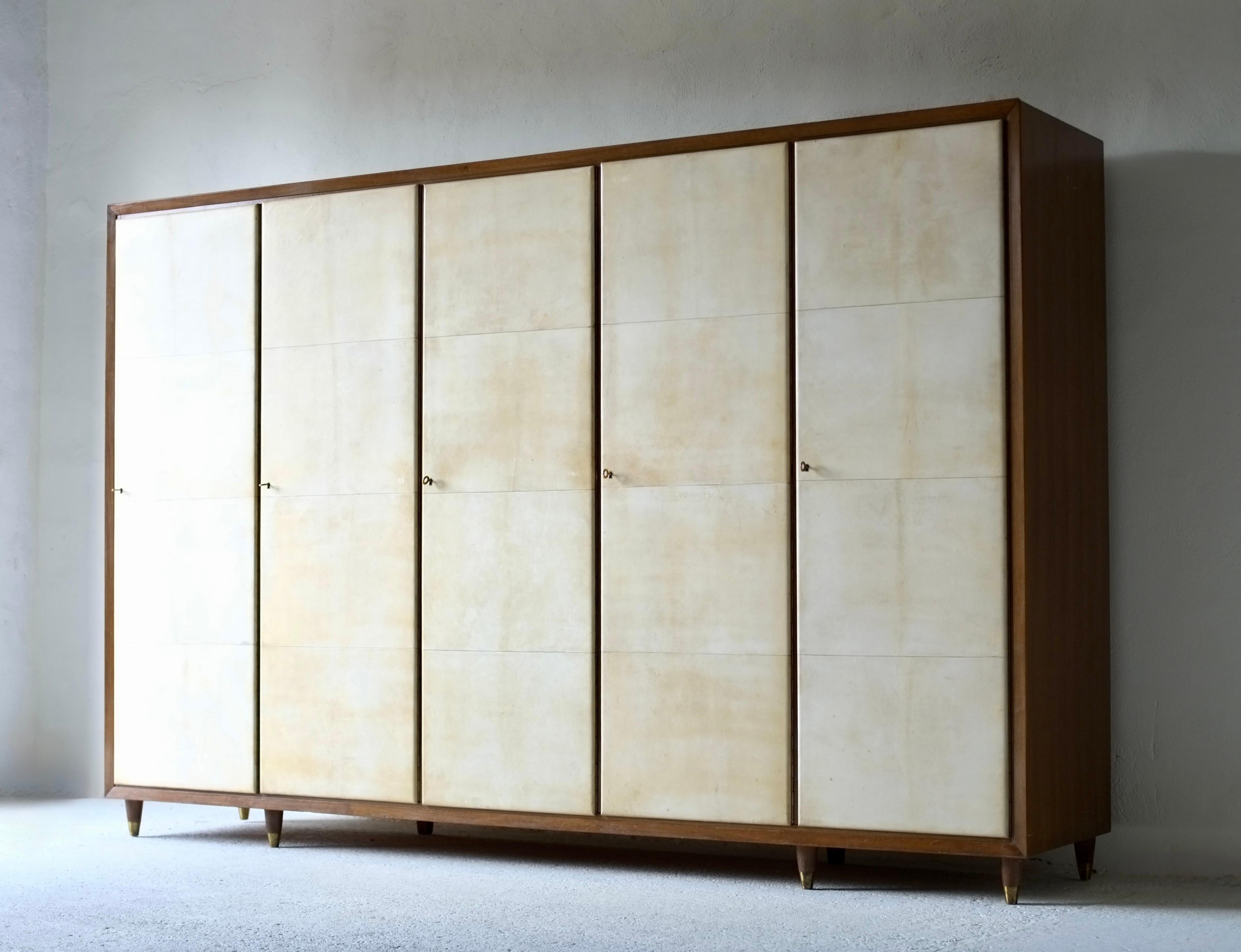 Italienischer Art Deco Pergament Kleiderschrank im Angebot 3