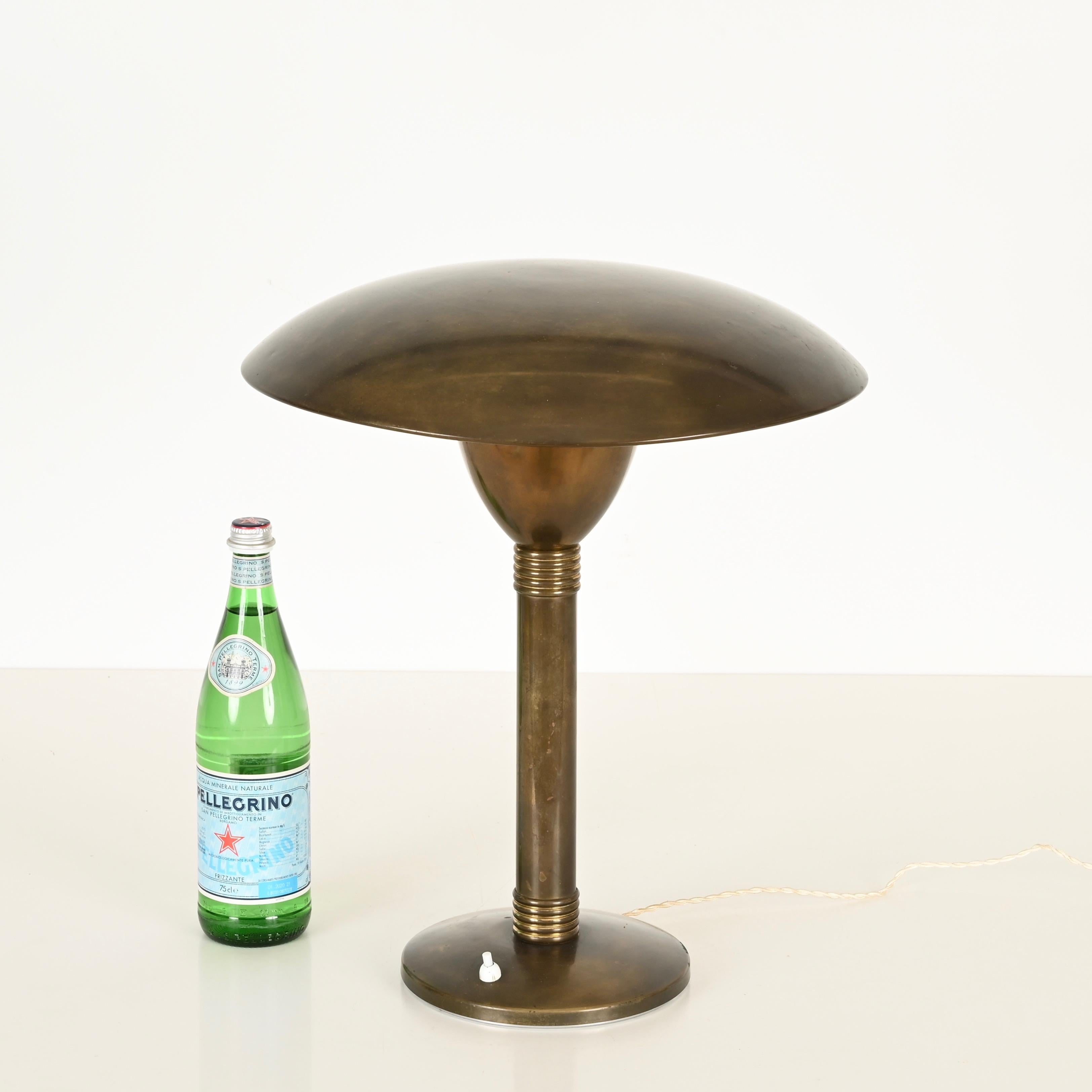 Superbe lampe de table italienne Art déco en forme de champignon, entièrement réalisée en laiton. Cette lampe incroyablement rare et élégante a été produite en Italie dans les années 1940.

Dans un état incroyable, le laiton présente une charmante