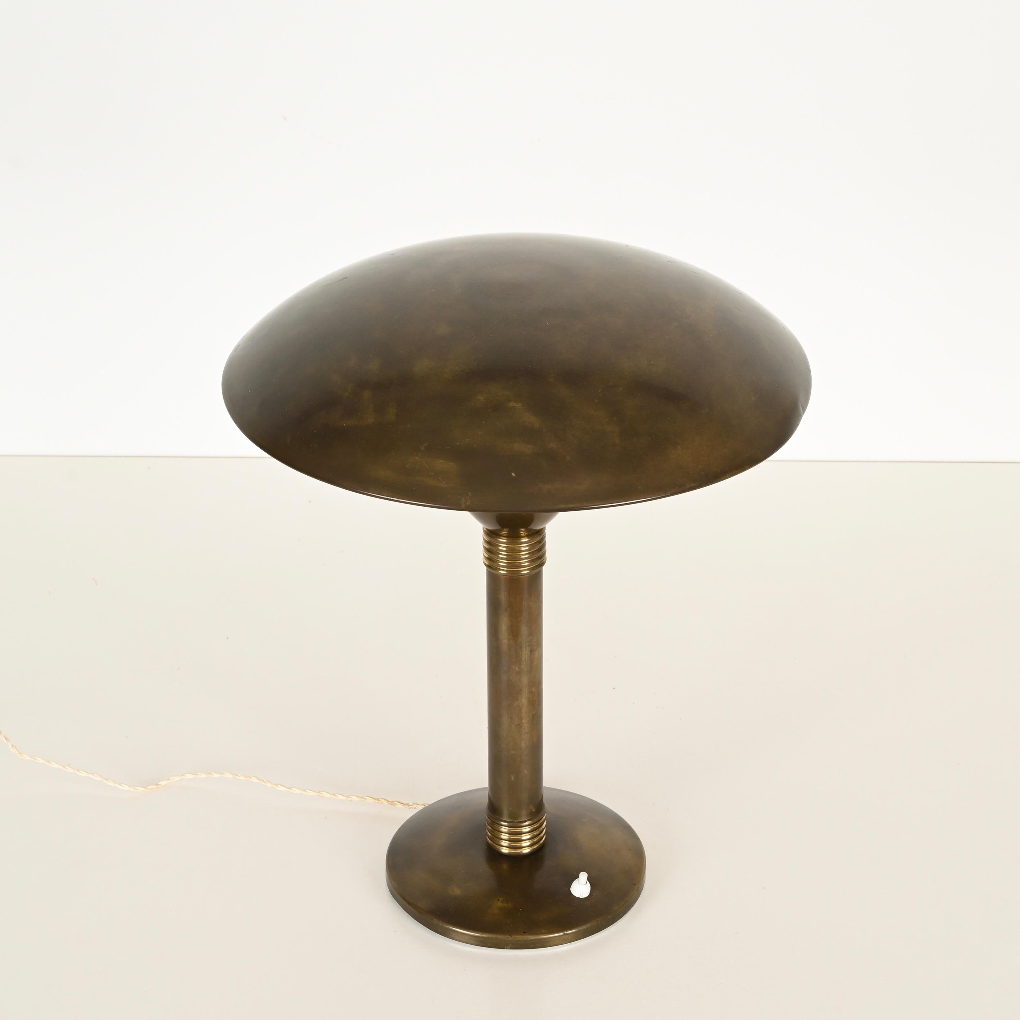 Fait main Lampe de table Art déco italienne en laiton patiné avec champignon, Italie, années 1940 en vente