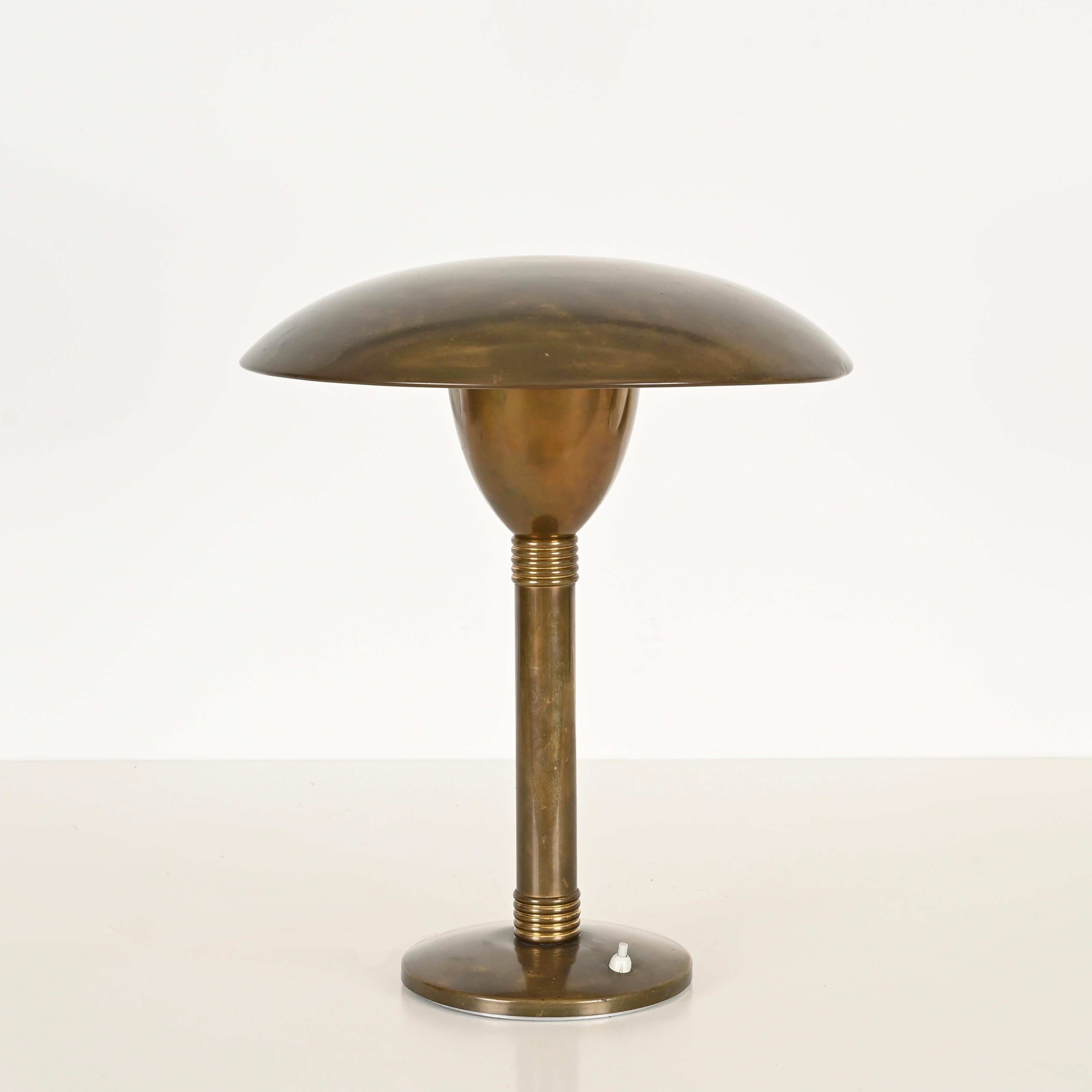 Métal Lampe de table Art déco italienne en laiton patiné avec champignon, Italie, années 1940 en vente