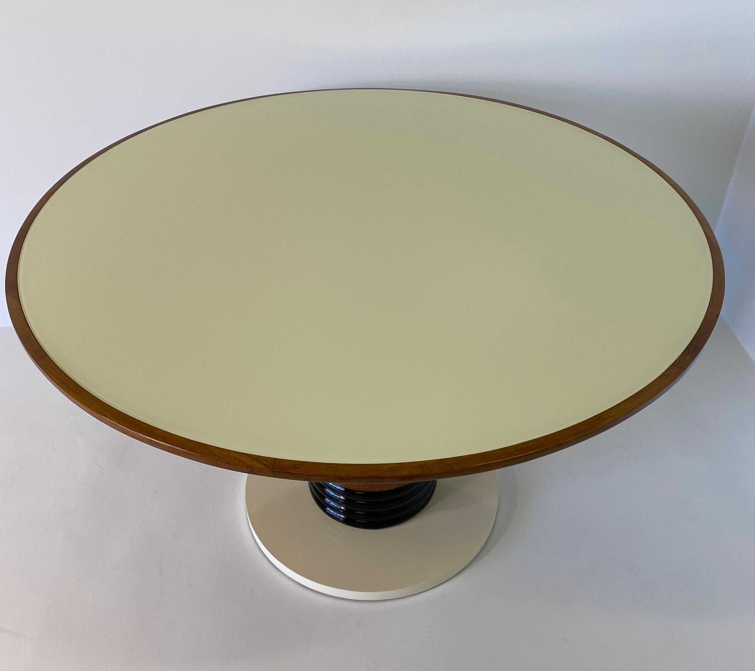 Italian Art Deco Pedestal Table with Ivory Glass Top, 1930s In Good Condition In Meda, MB