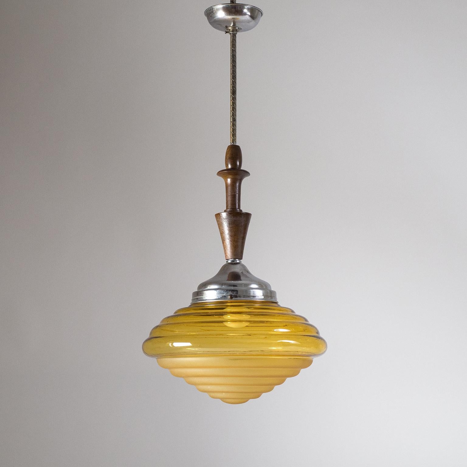 Lampe à suspension Art déco italienne, vers 1930, verre ambré, bois en vente 7