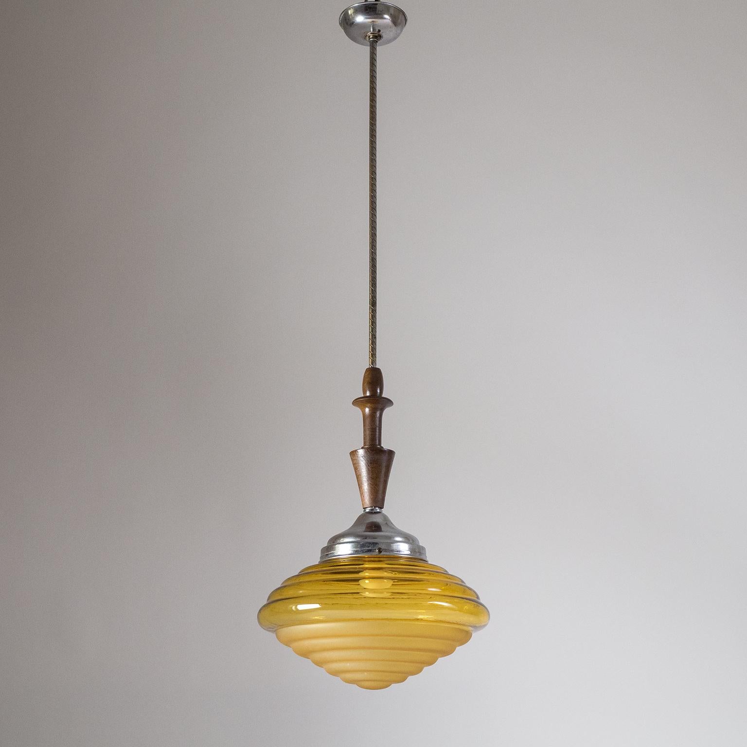 Lampe à suspension Art déco italienne, vers 1930, verre ambré, bois en vente 8