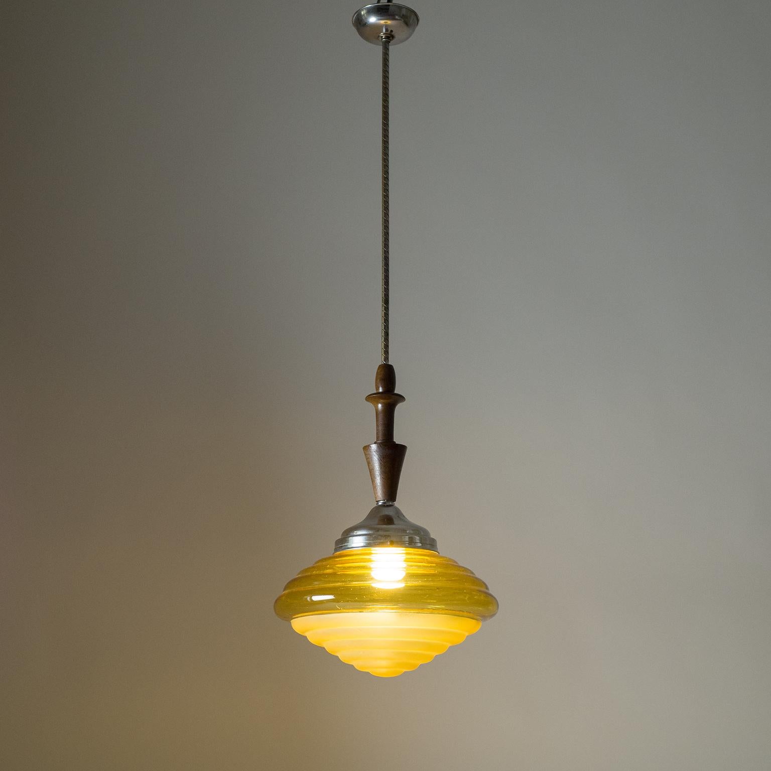 Lampe à suspension Art déco italienne, vers 1930, verre ambré, bois en vente 9