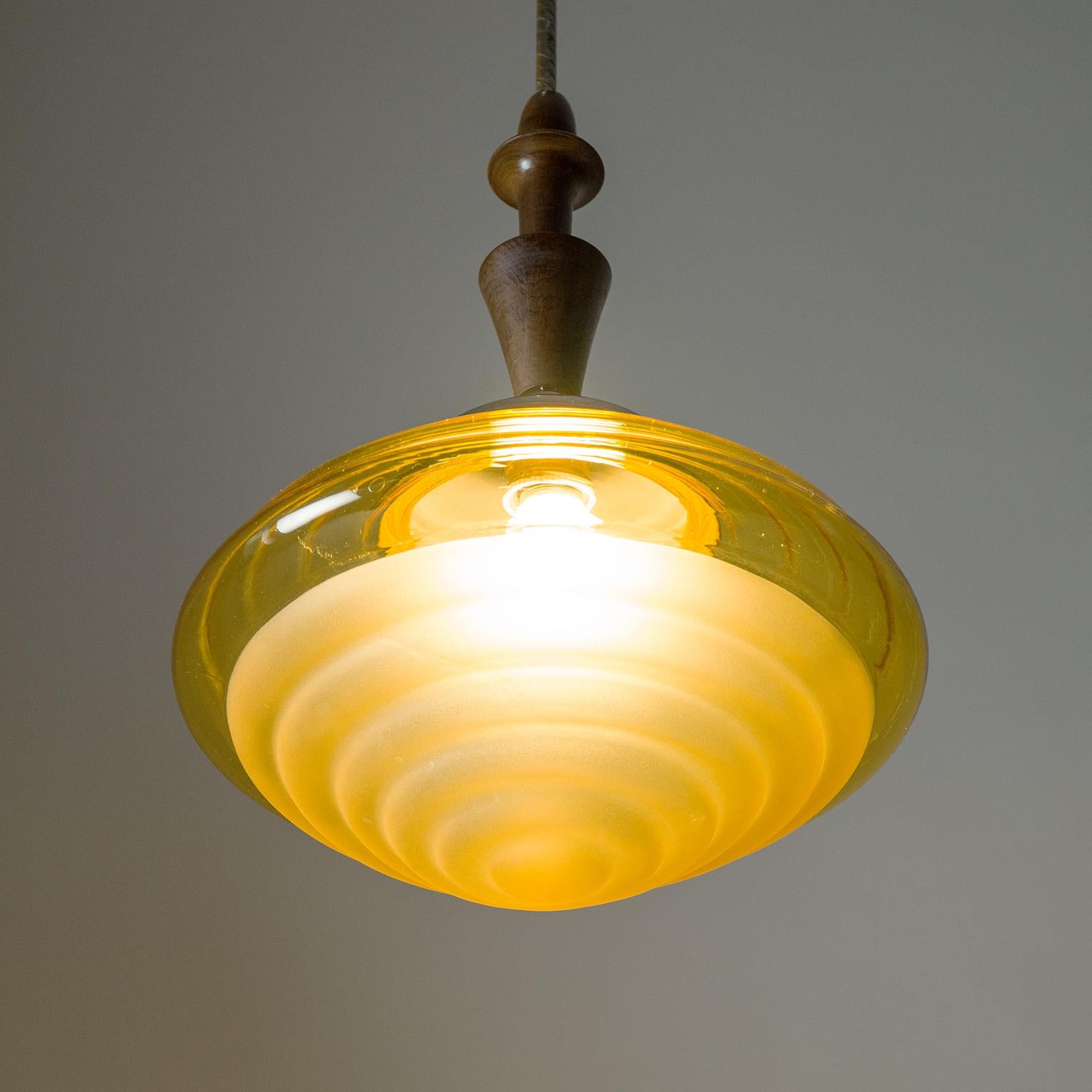 Lampe à suspension Art déco italienne, vers 1930, verre ambré, bois en vente 11