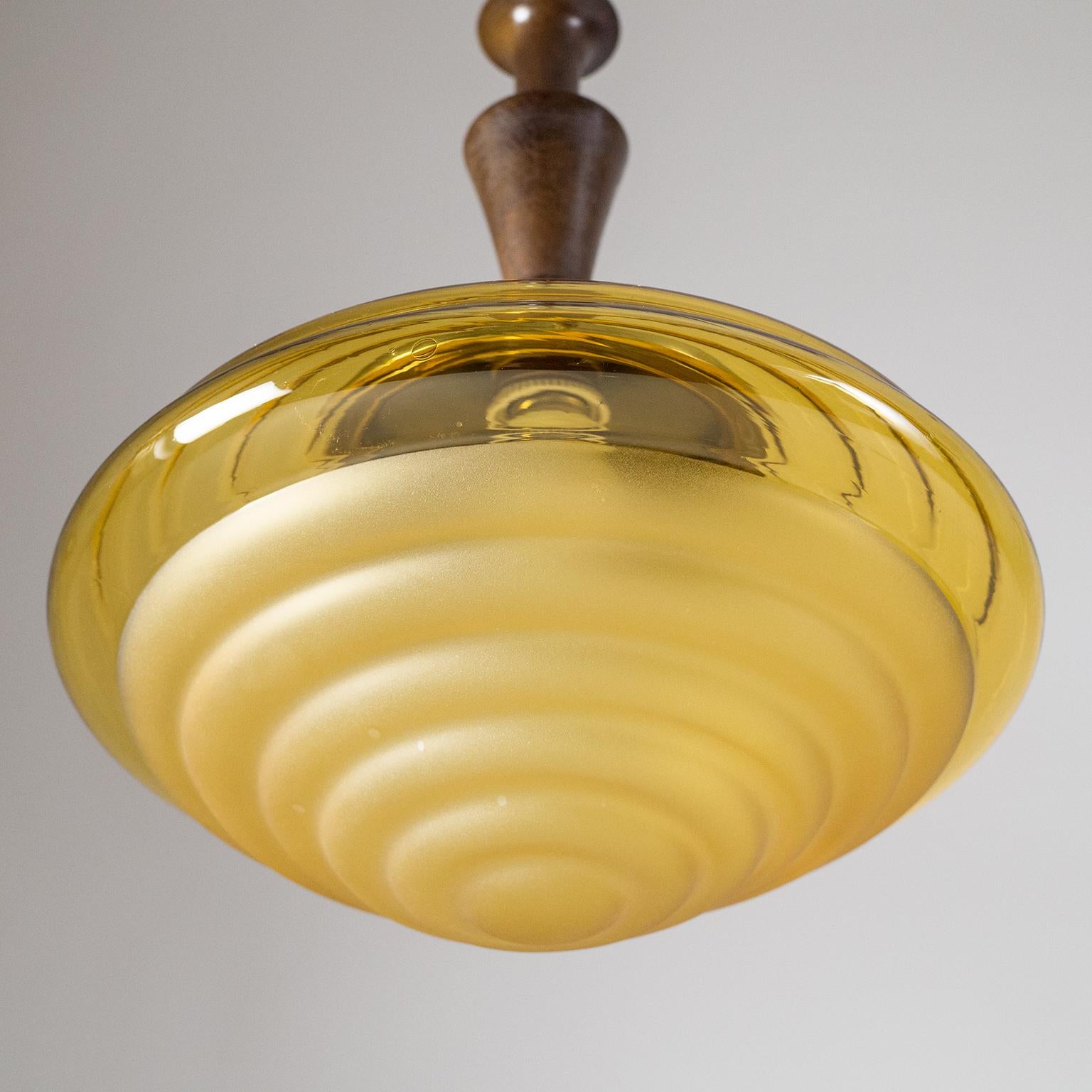 Lampe à suspension Art déco italienne, vers 1930, verre ambré, bois en vente 12