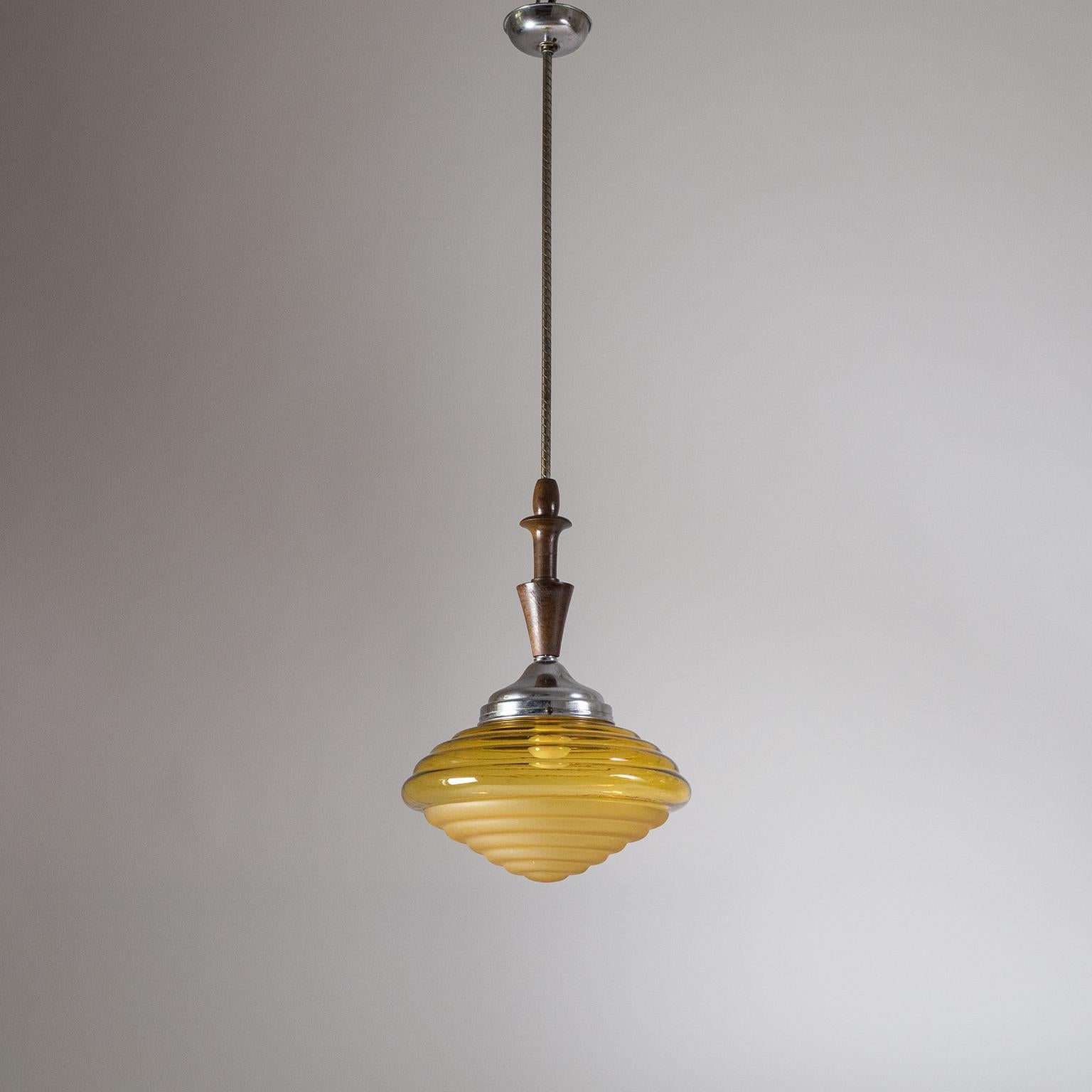 Lampe à suspension Art déco italienne, vers 1930, verre ambré, bois en vente 14