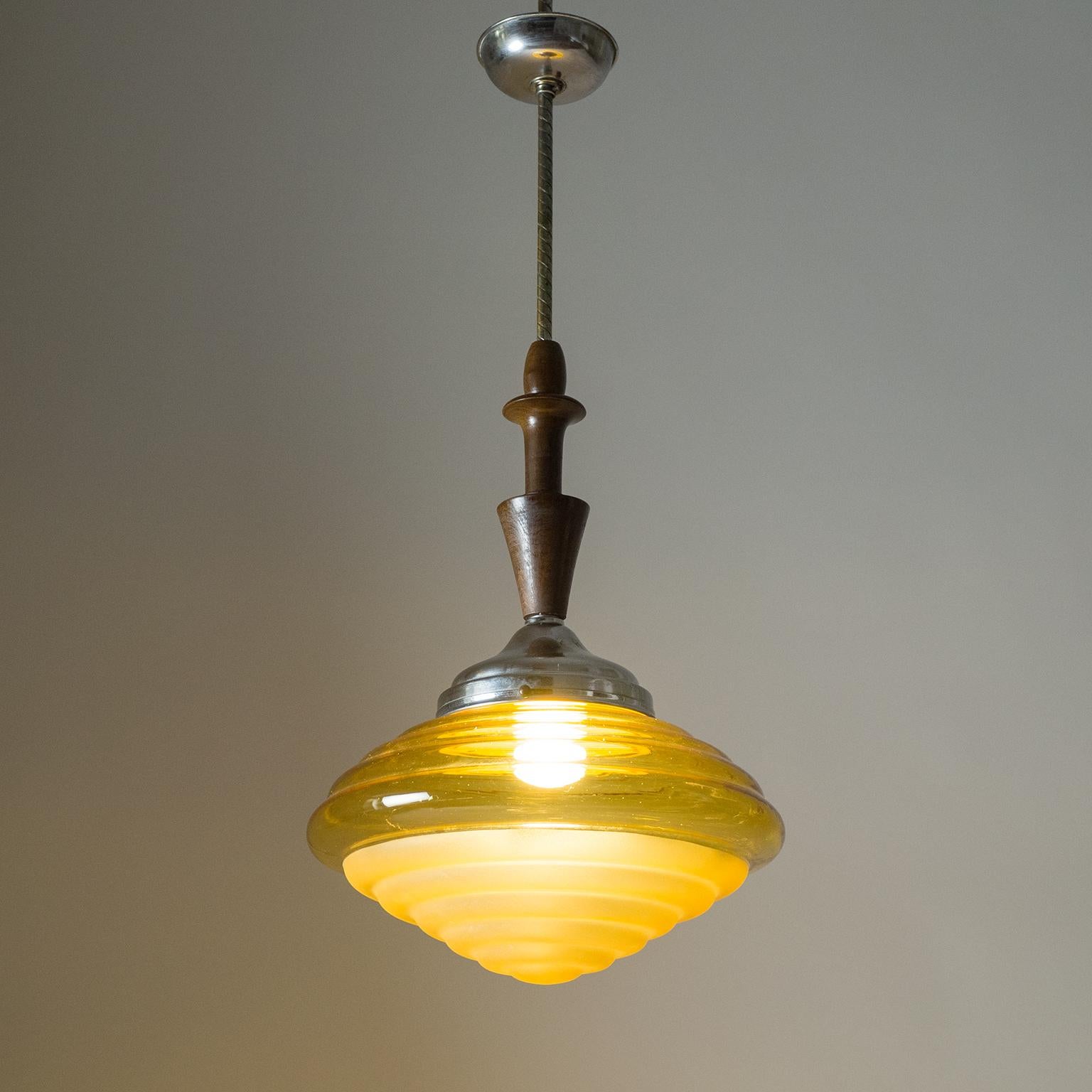 Tacheté Lampe à suspension Art déco italienne, vers 1930, verre ambré, bois en vente