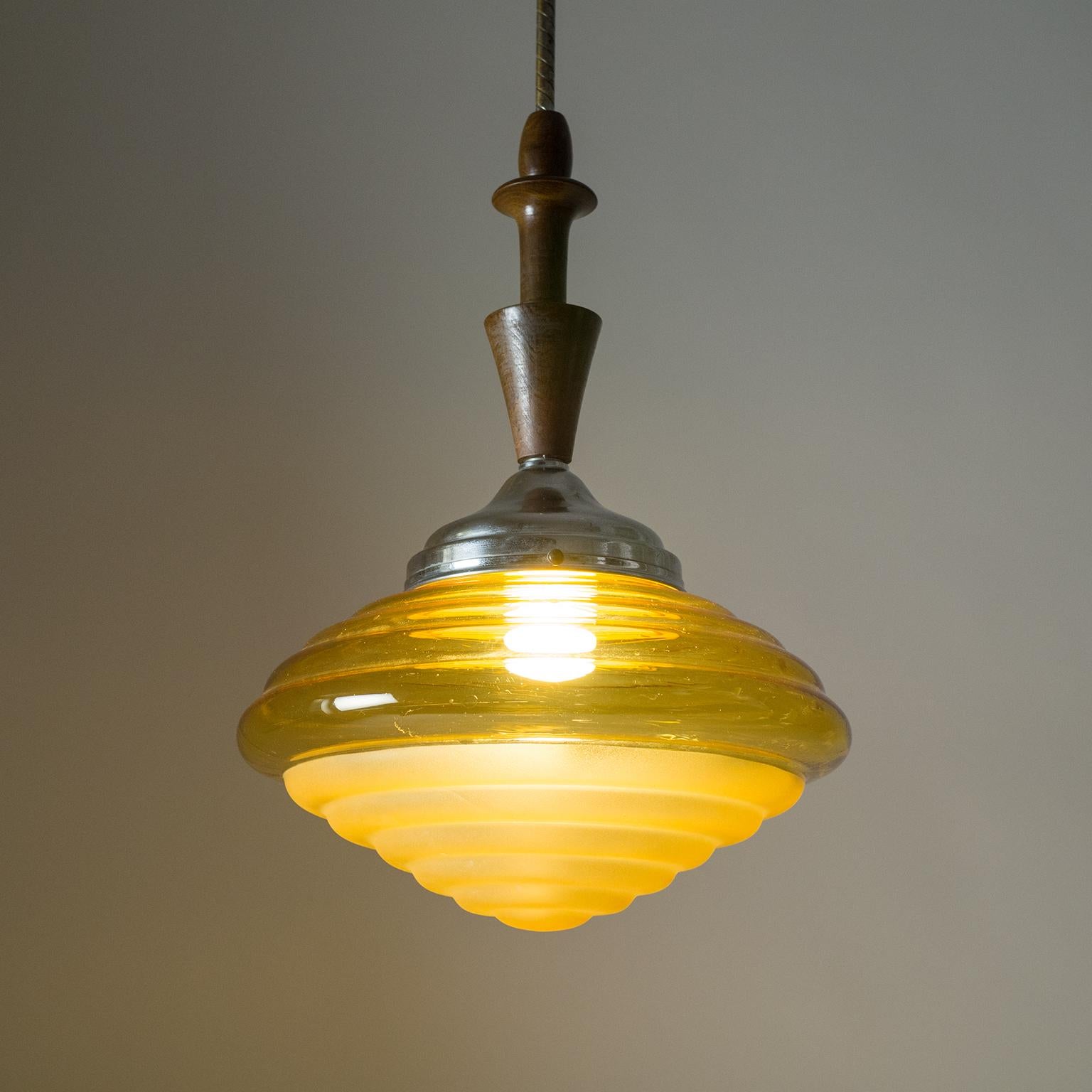 Lampe à suspension Art déco italienne, vers 1930, verre ambré, bois Bon état - En vente à Vienna, AT