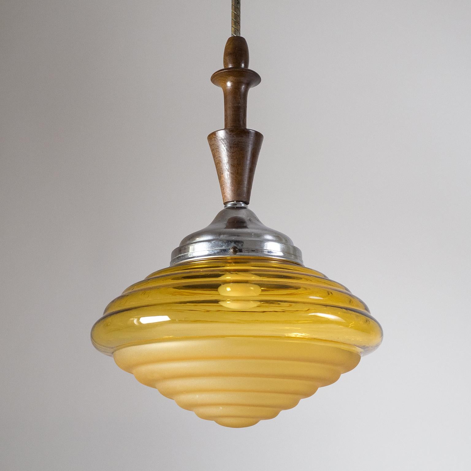 Milieu du XXe siècle Lampe à suspension Art déco italienne, vers 1930, verre ambré, bois en vente