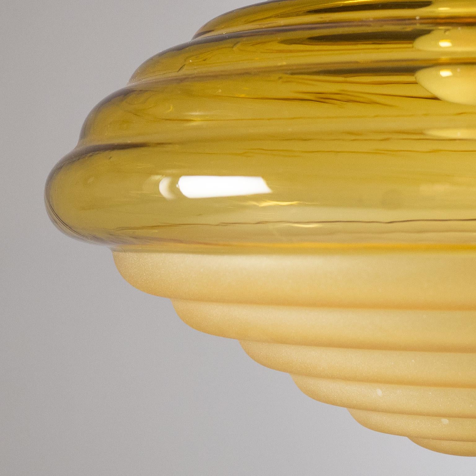 Verre Lampe à suspension Art déco italienne, vers 1930, verre ambré, bois en vente