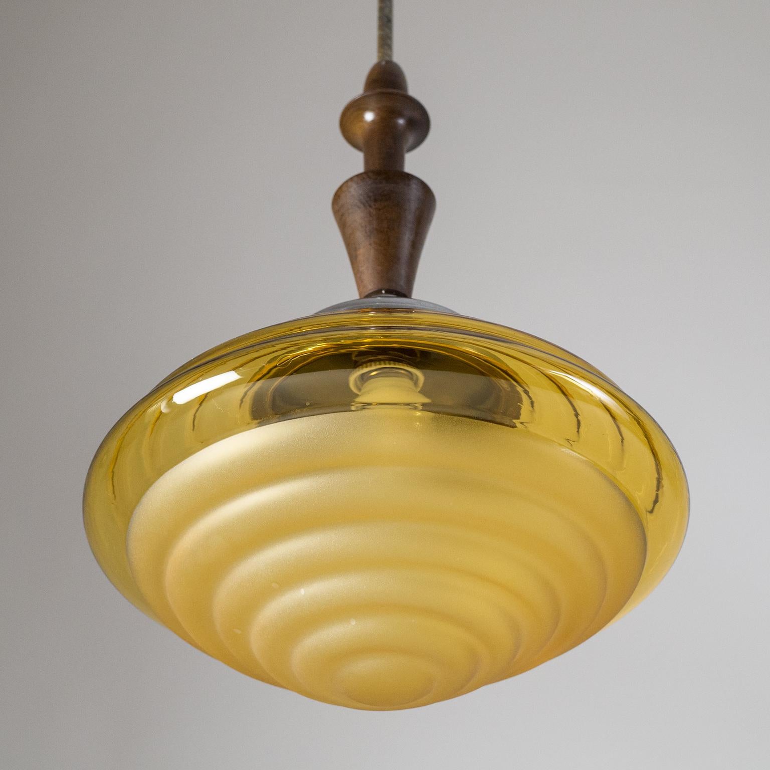 Lampe à suspension Art déco italienne, vers 1930, verre ambré, bois en vente 1