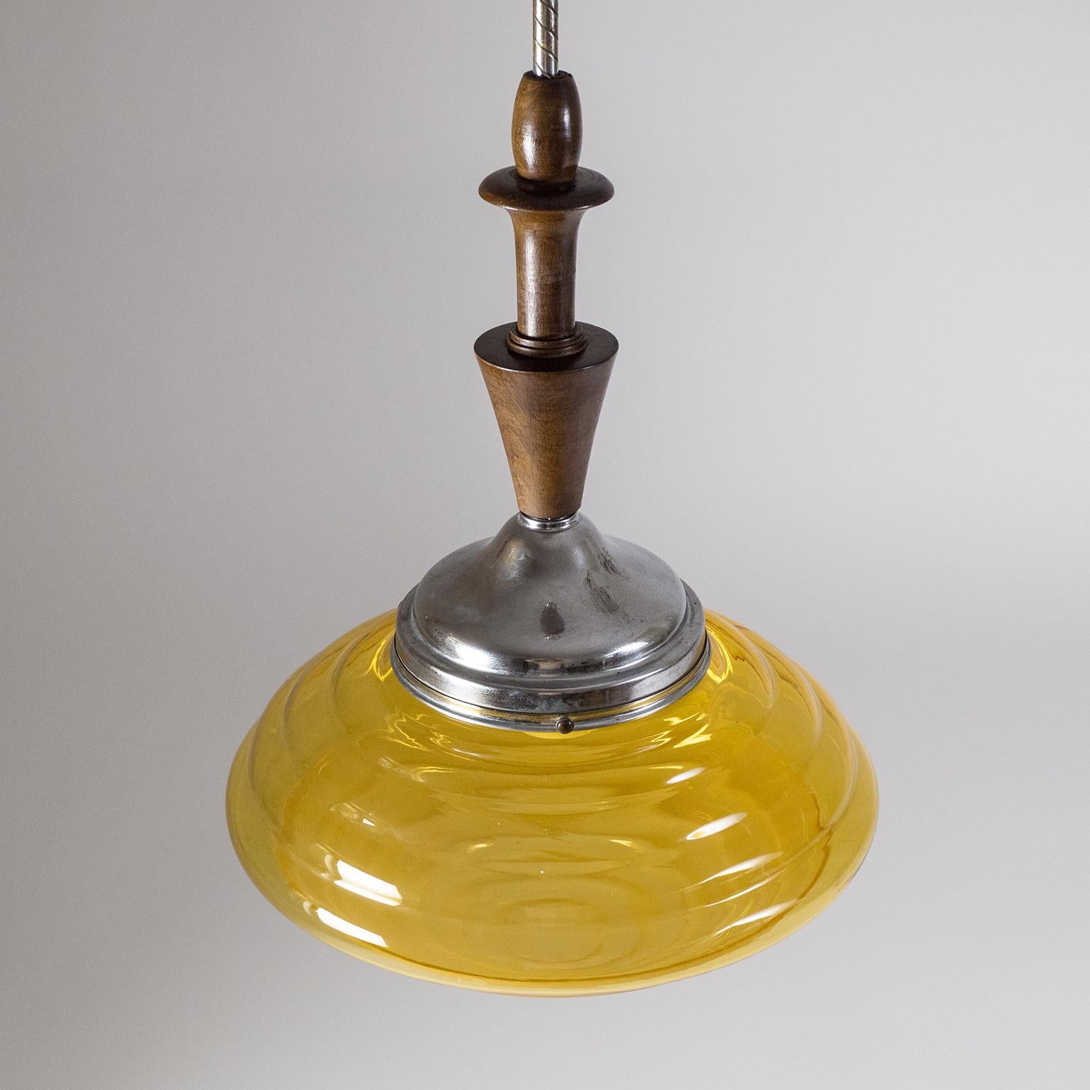 Lampe à suspension Art déco italienne, vers 1930, verre ambré, bois en vente 3
