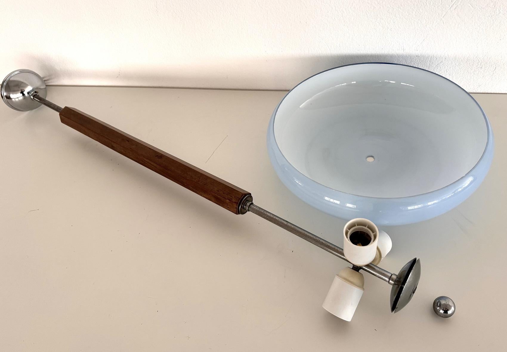Lampada a sospensione in stile Art Déco italiano con coppa in vetro celeste e Wood in vendita 3