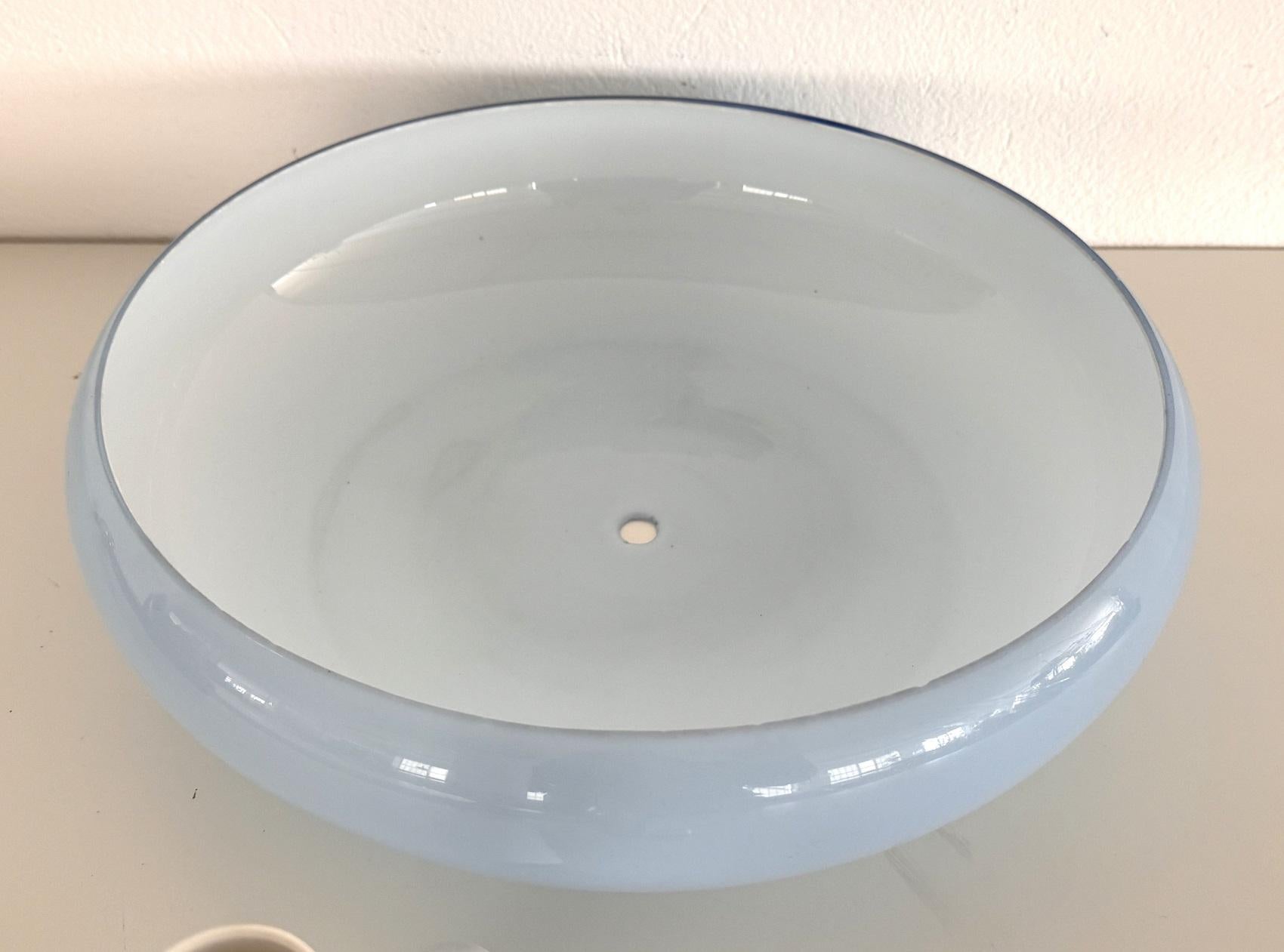 Lampada a sospensione in stile Art Déco italiano con coppa in vetro celeste e Wood in vendita 4