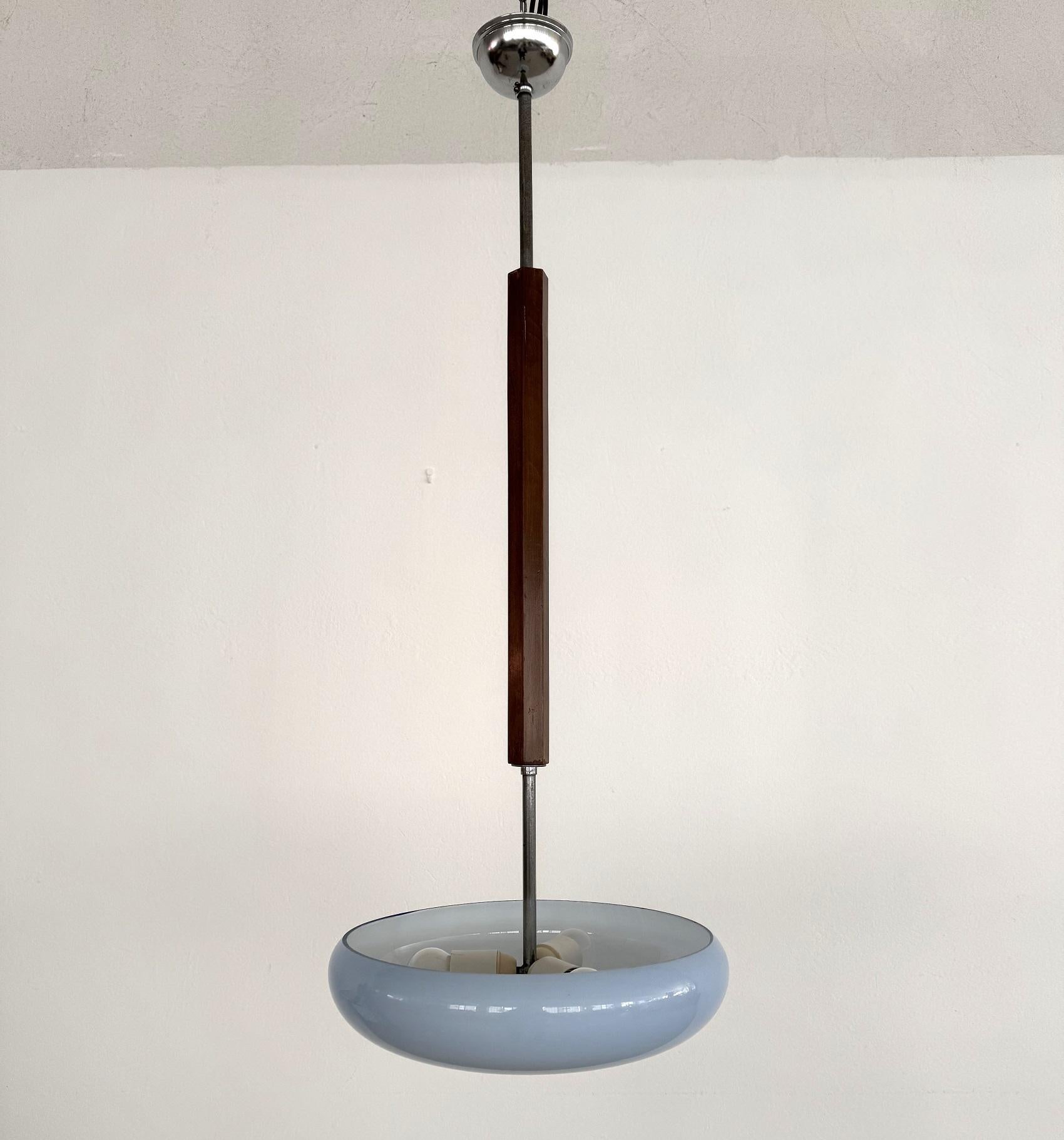 Lampada a sospensione in stile Art Déco italiano con coppa in vetro celeste e Wood in vendita 7