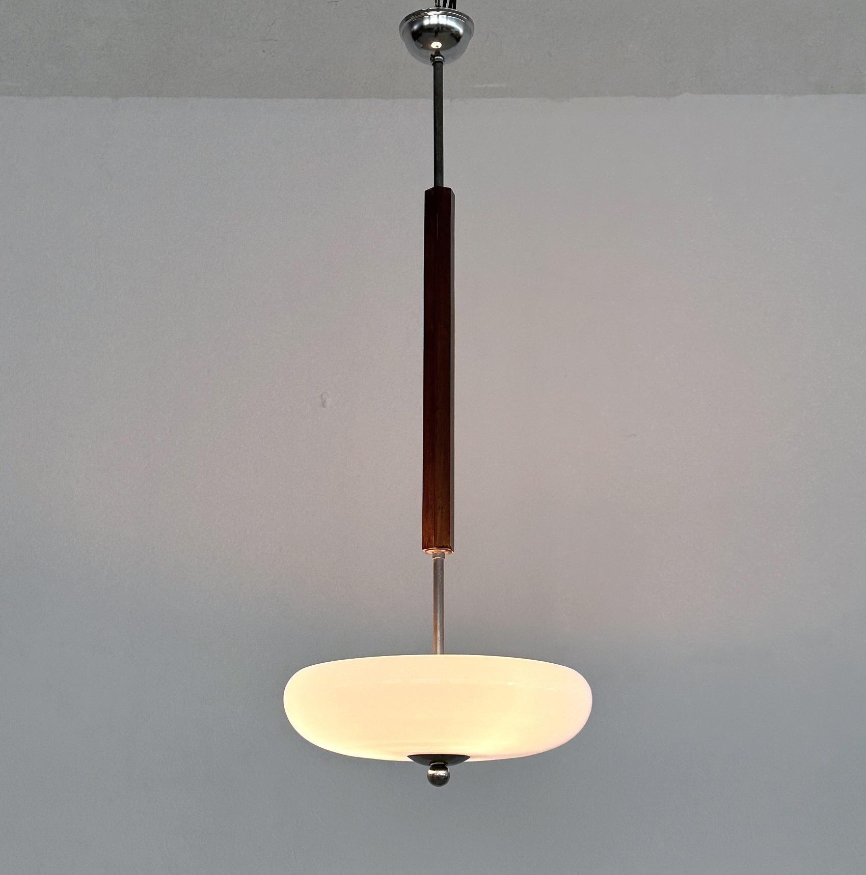 Lampada a sospensione in stile Art Déco italiano con coppa in vetro celeste e Wood in vendita 8