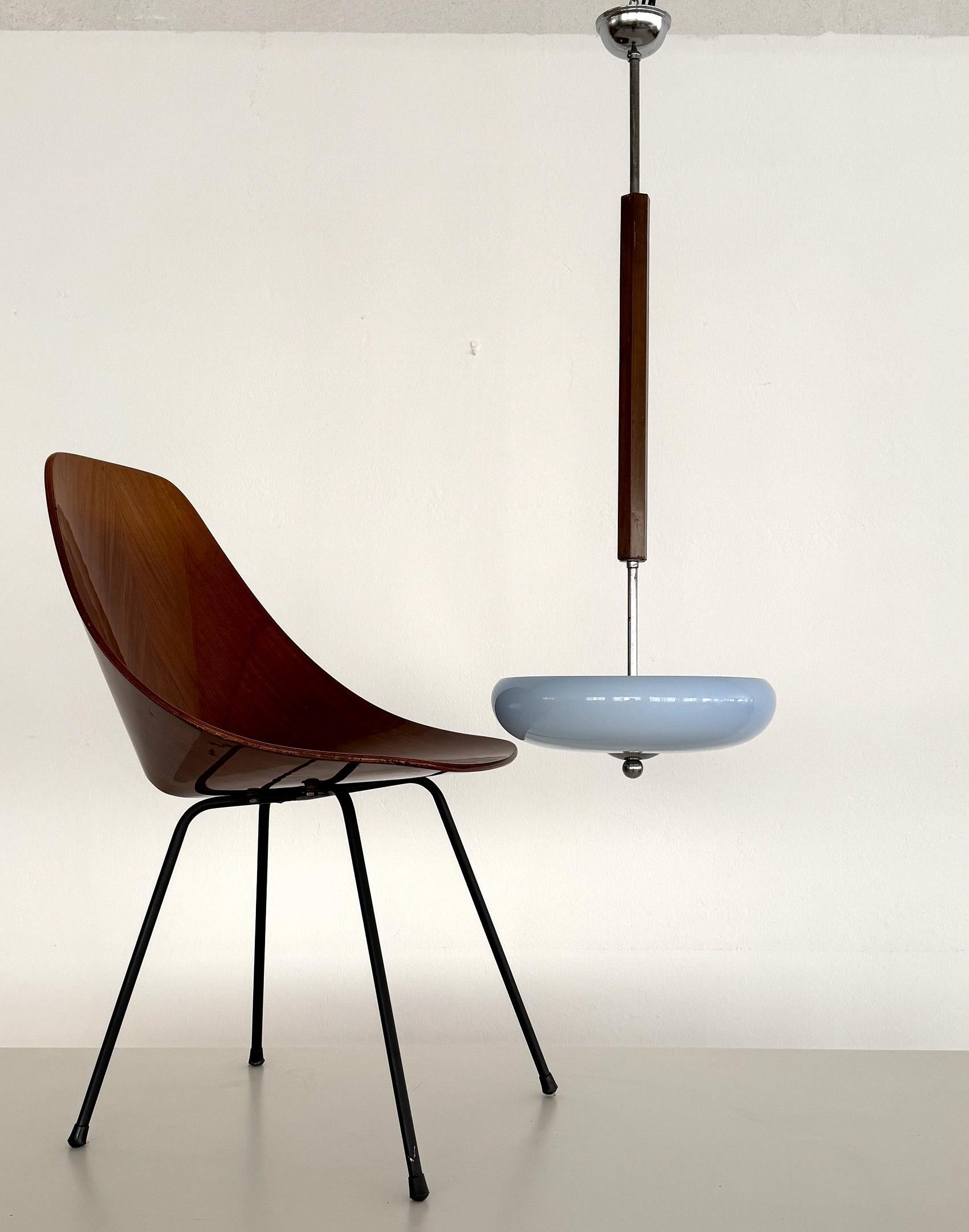 Lampada a sospensione Art Deco italiana con coppa in vetro celeste e Wood, anni 1930-1940

Splendida lampada a sospensione prodotta originariamente in Italia nel periodo Art Déco.
Il ciondolo ha una ciotola di vetro celeste chiaro e una lunga parte