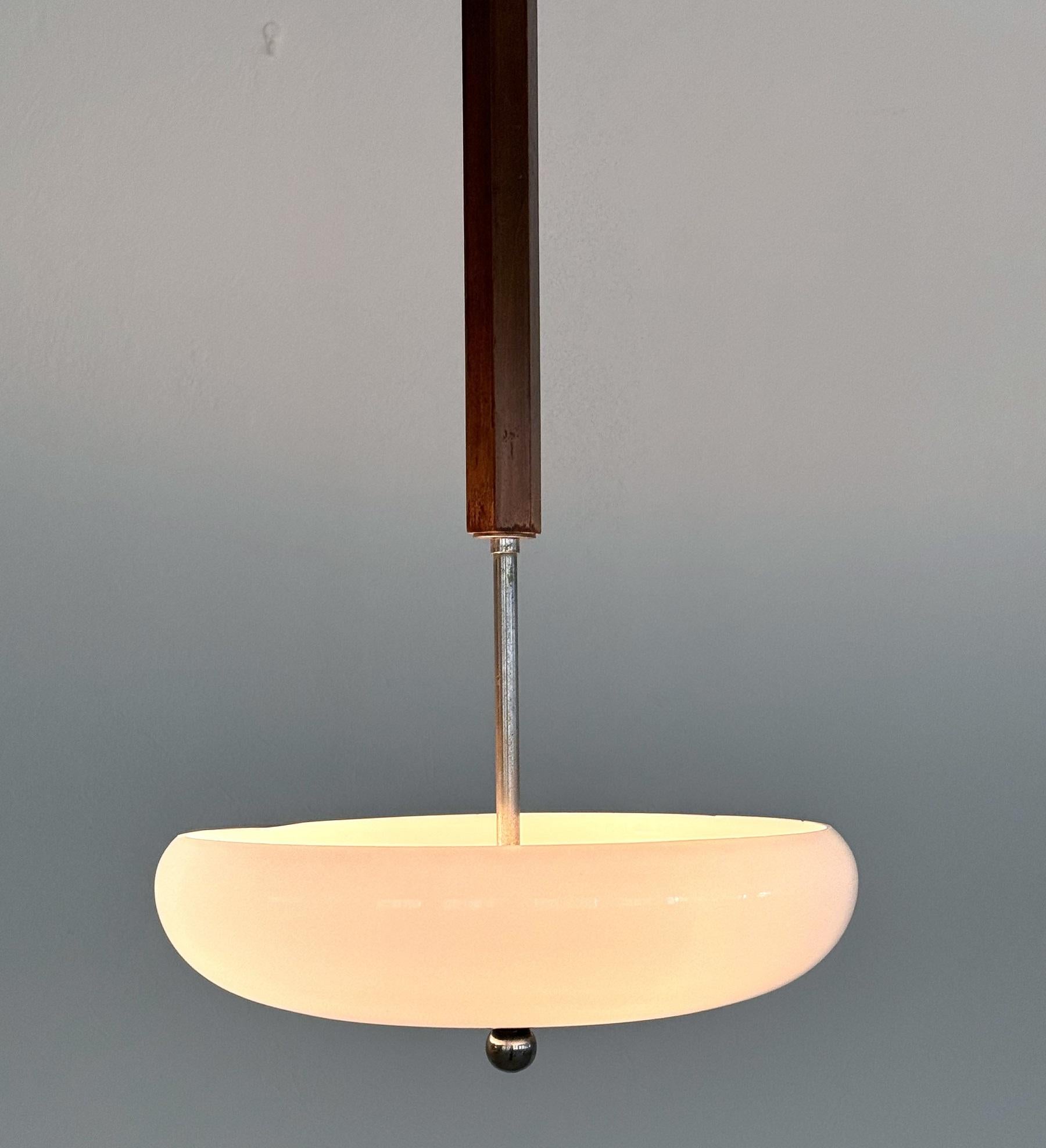 Italiano Lampada a sospensione in stile Art Déco italiano con coppa in vetro celeste e Wood in vendita