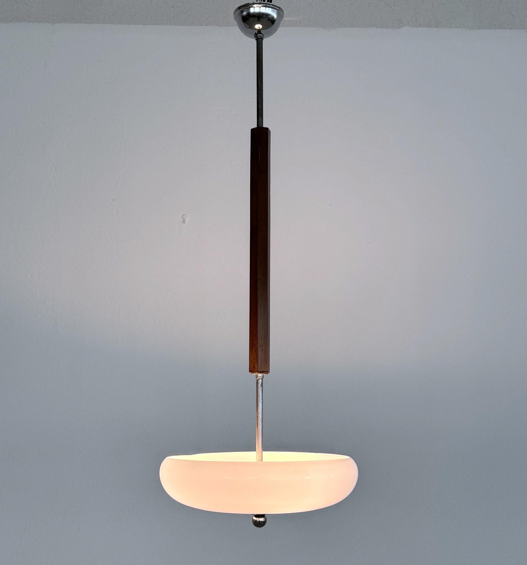 Fatto a mano Lampada a sospensione in stile Art Déco italiano con coppa in vetro celeste e Wood in vendita
