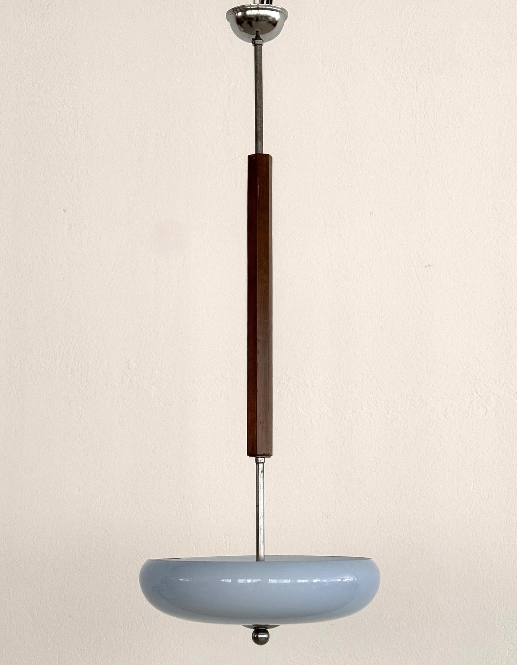 Lampada a sospensione in stile Art Déco italiano con coppa in vetro celeste e Wood In condizioni buone in vendita a Morazzone, Varese