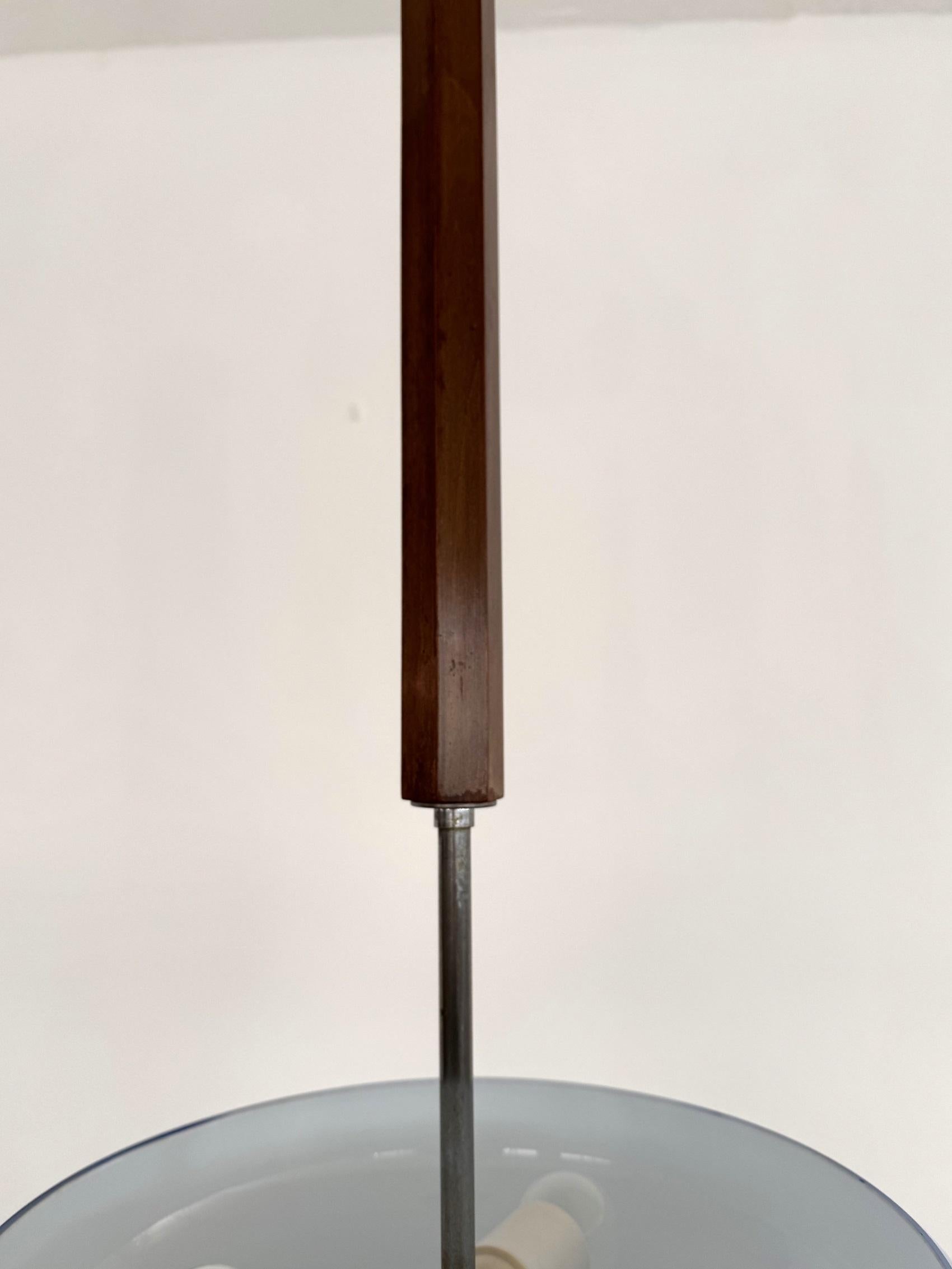 Metà XX secolo Lampada a sospensione in stile Art Déco italiano con coppa in vetro celeste e Wood in vendita