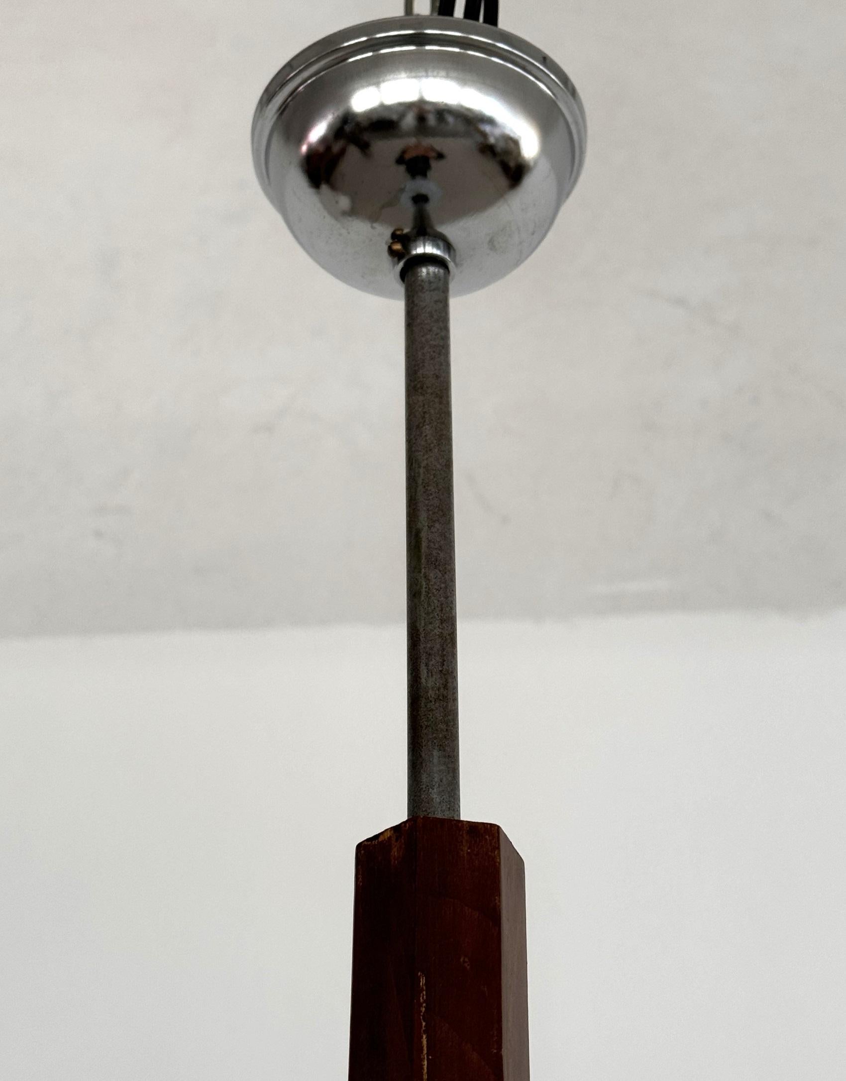 Vetro Lampada a sospensione in stile Art Déco italiano con coppa in vetro celeste e Wood in vendita