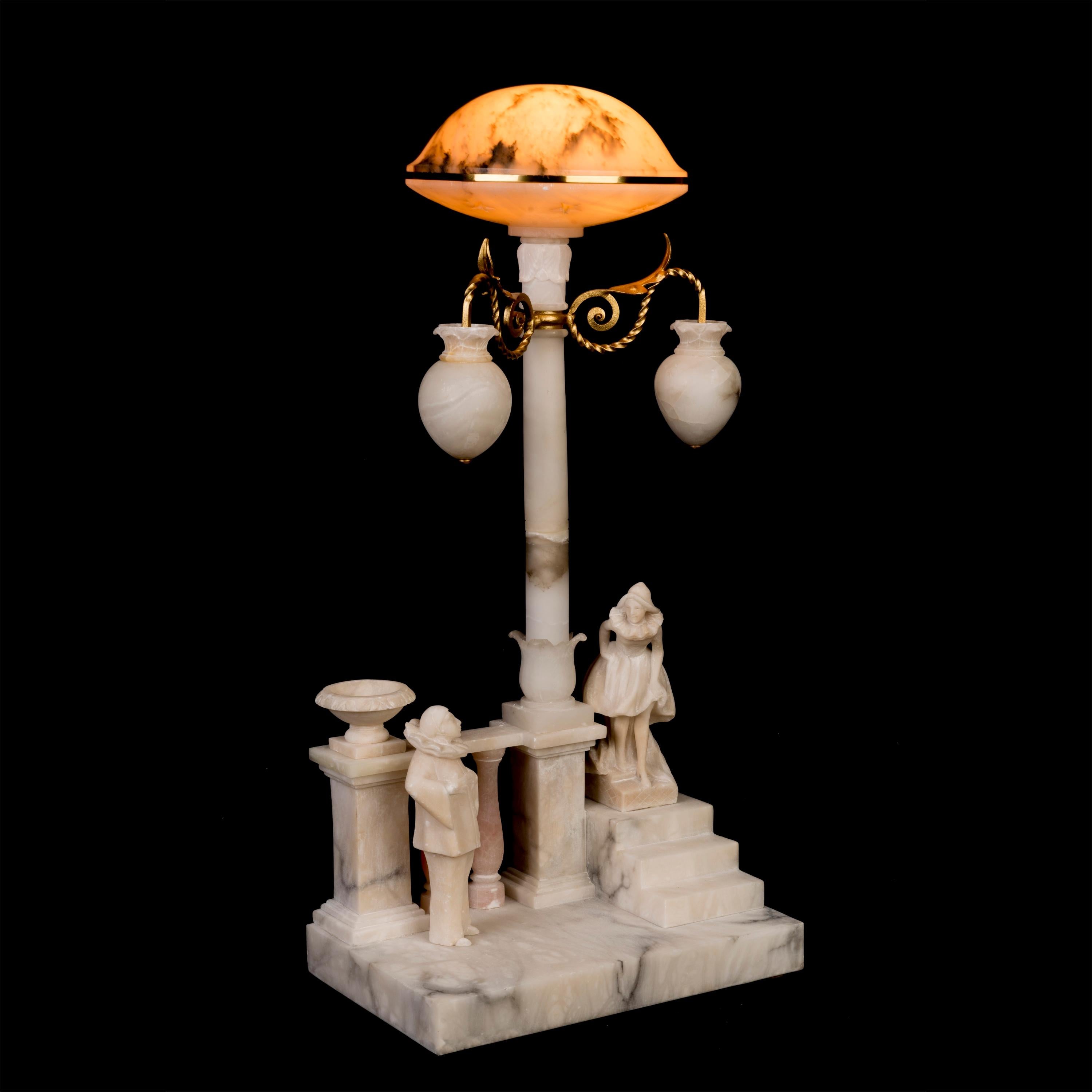 Francese Lampada in alabastro intagliato di epoca Art Carved con Pierrot e Colombina in vendita